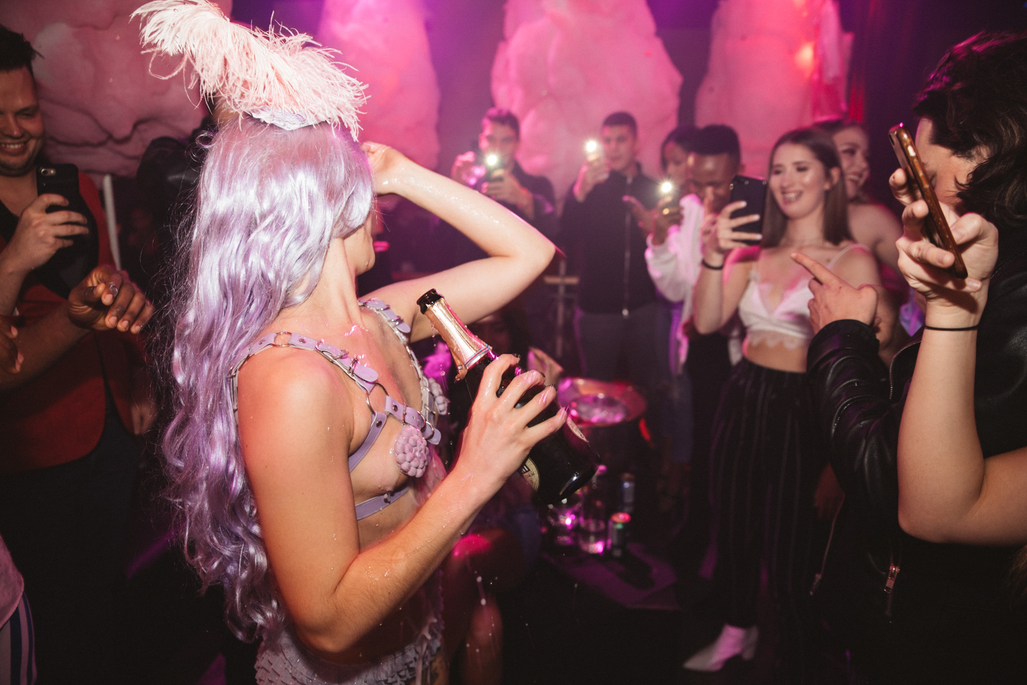 Claudia Tihan célèbre sa fête façon Candy Land et Burlesque au Club La Voûte [Photos]