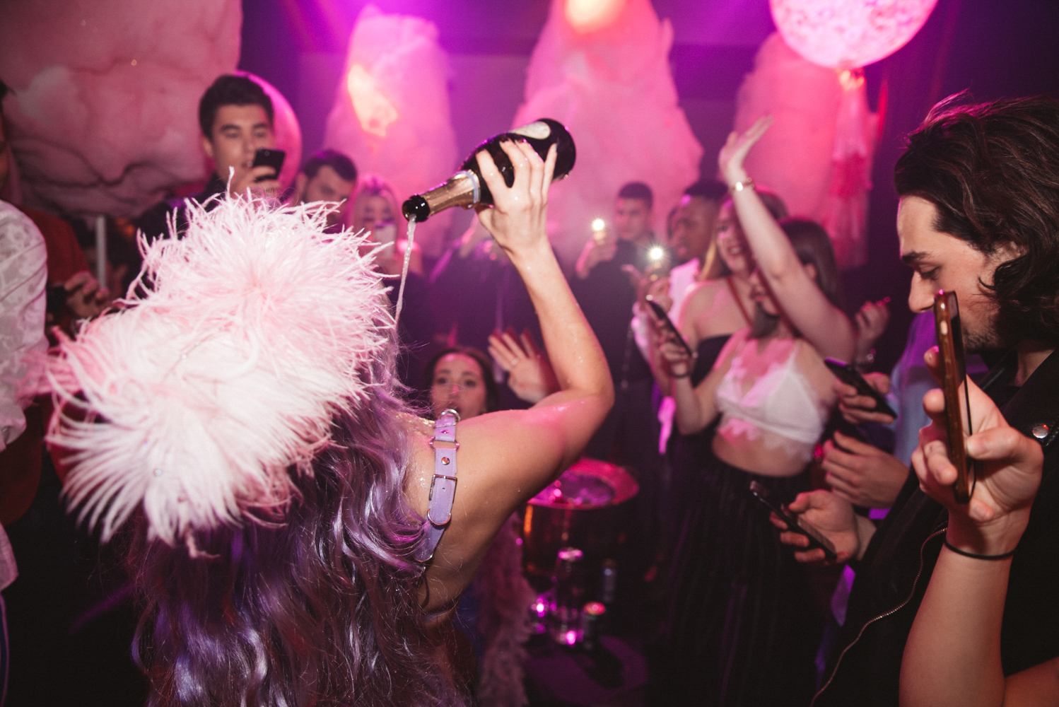 Claudia Tihan célèbre sa fête façon Candy Land et Burlesque au Club La Voûte [Photos]