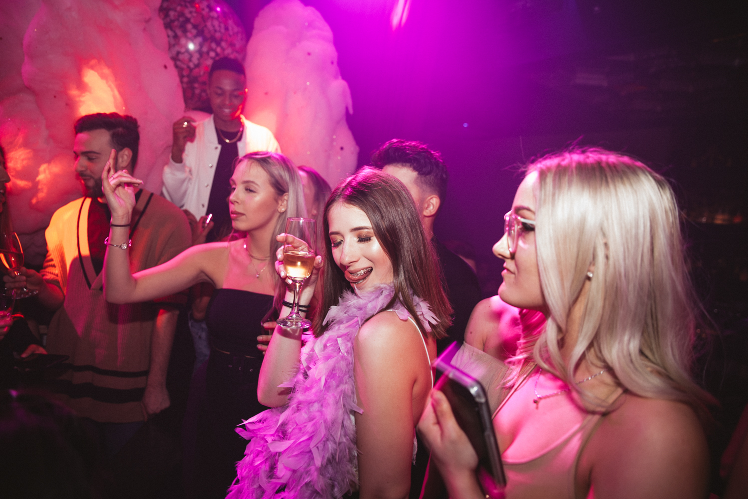 Claudia Tihan célèbre sa fête façon Candy Land et Burlesque au Club La Voûte [Photos]
