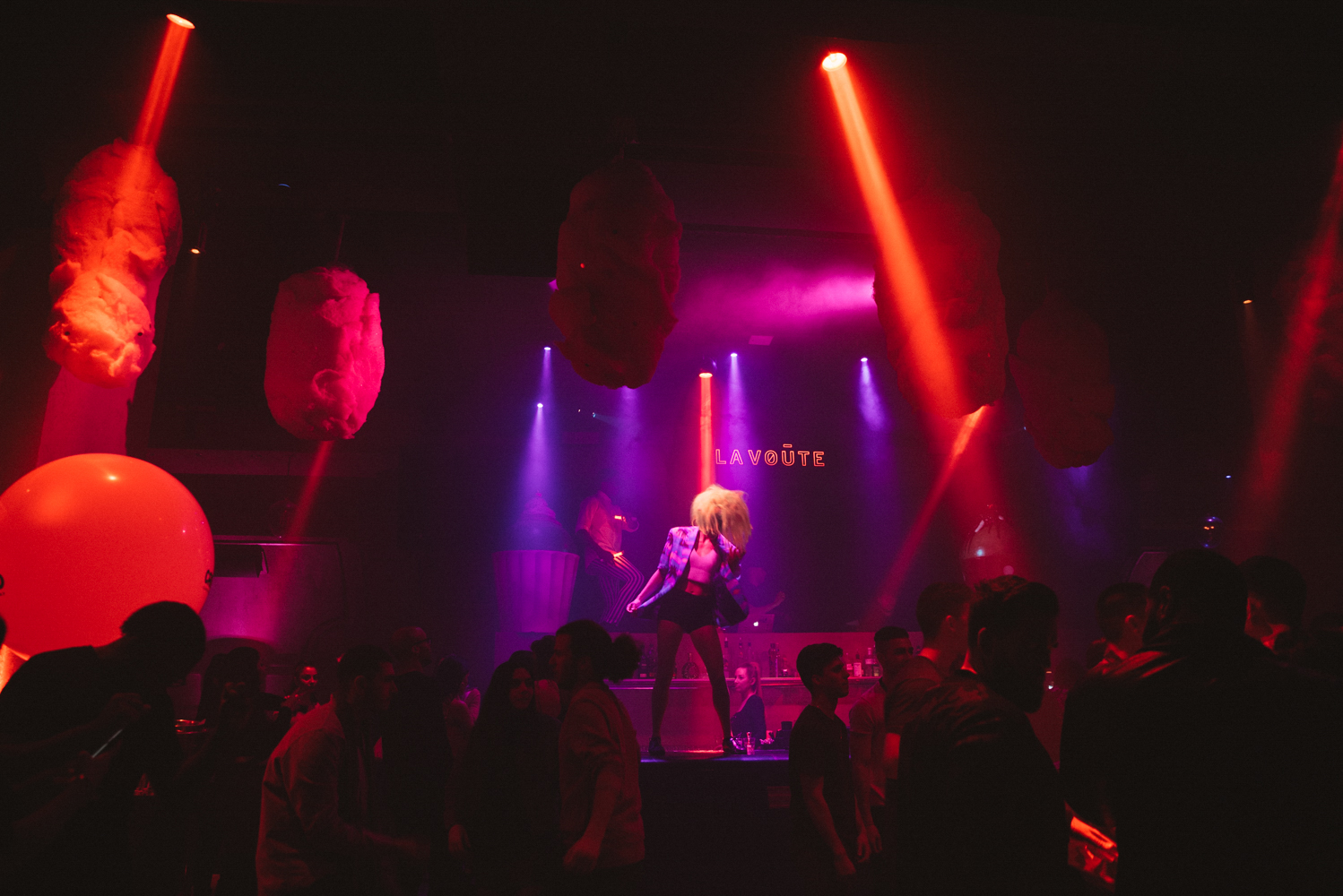 Claudia Tihan célèbre sa fête façon Candy Land et Burlesque au Club La Voûte [Photos]