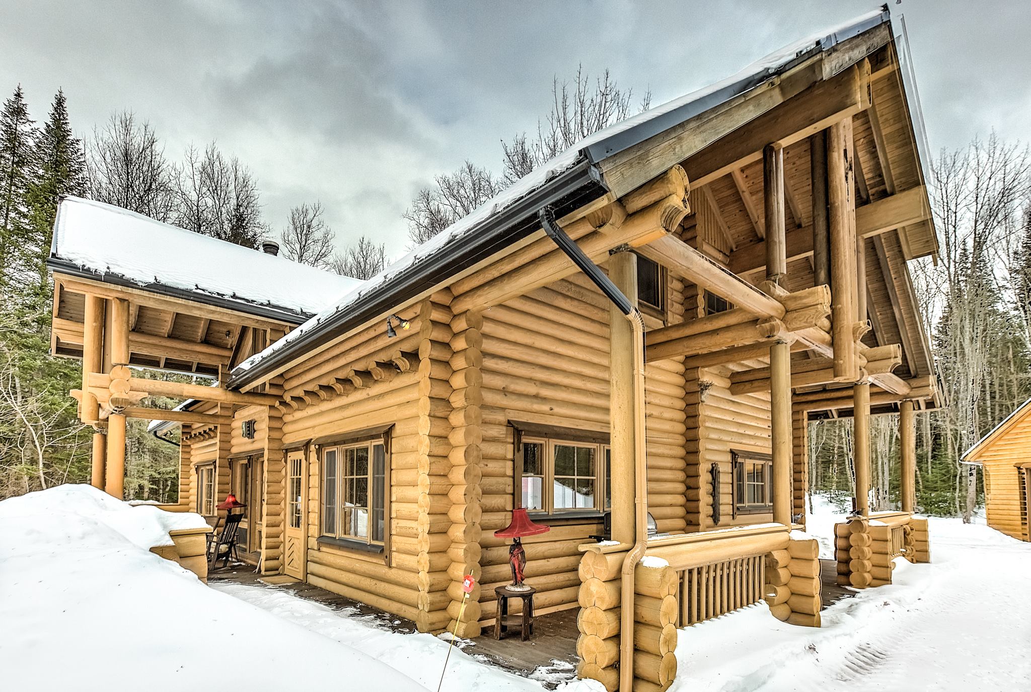 Le plus beau chalet en bois rond du Québec est écologique, luxueux et à vendre!