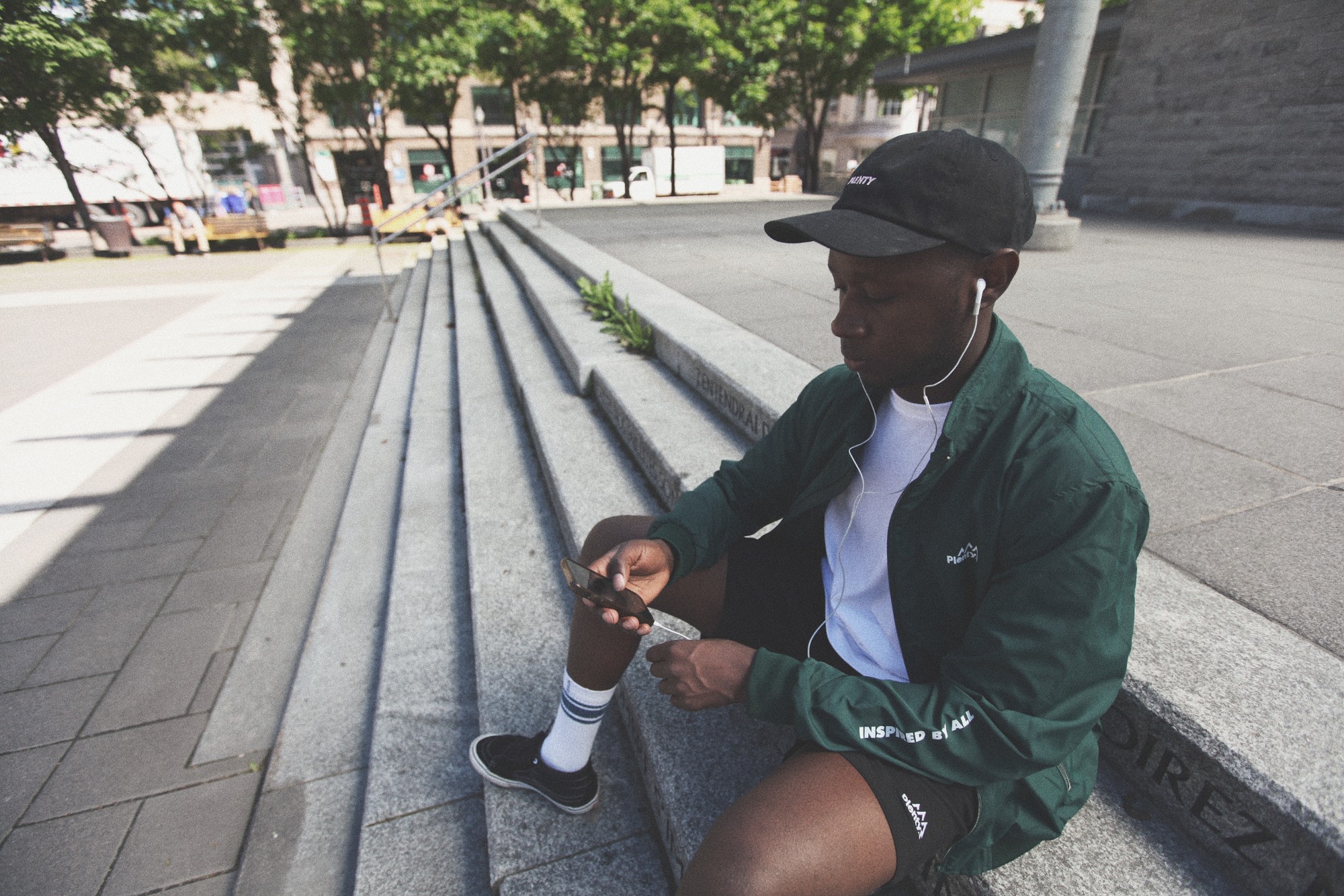 Plenty Humanwear dévoile son inspirant lookbook printanier [Photos]
