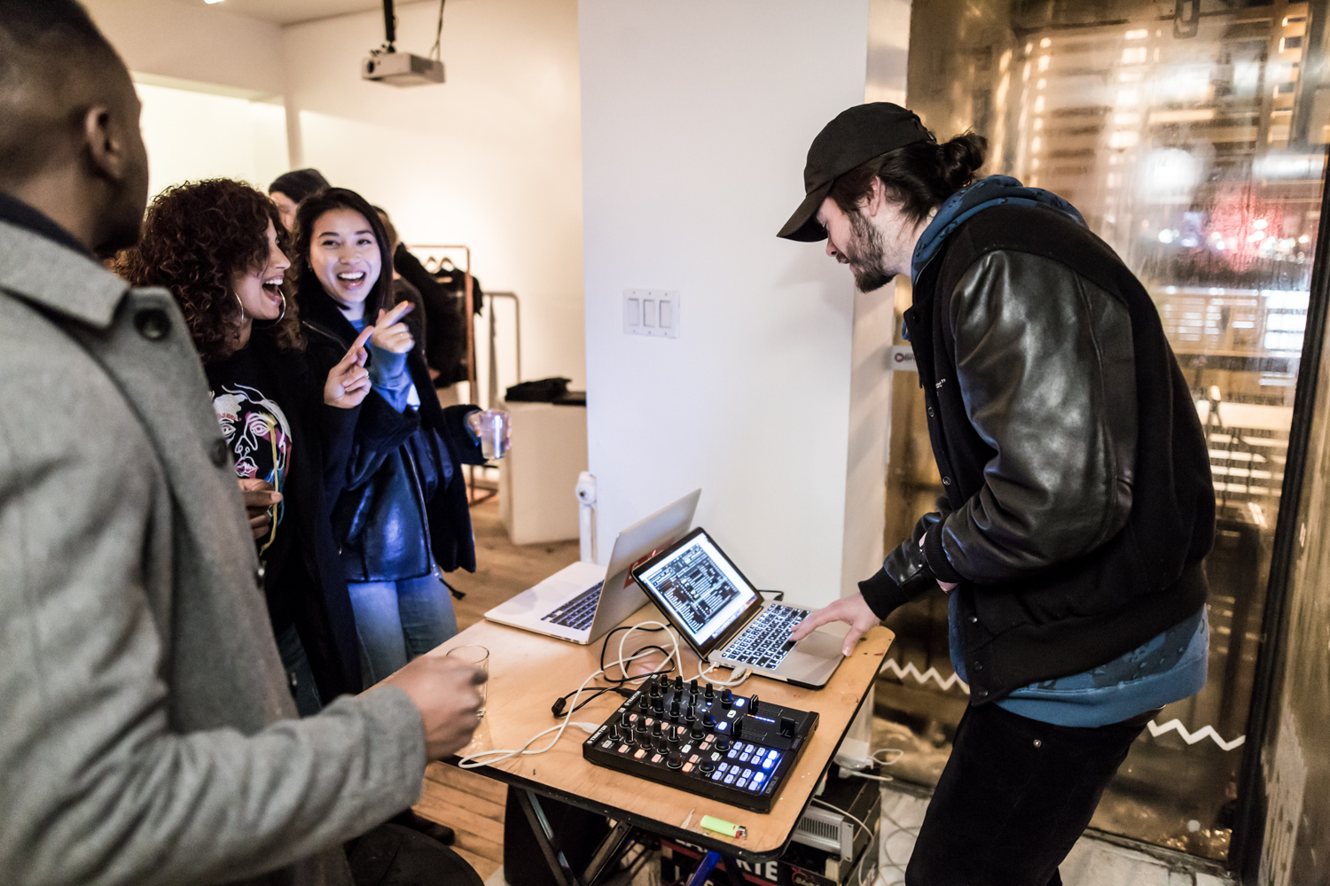Très cool lancement intime pour Social Tease à Espace Pop [Photos]