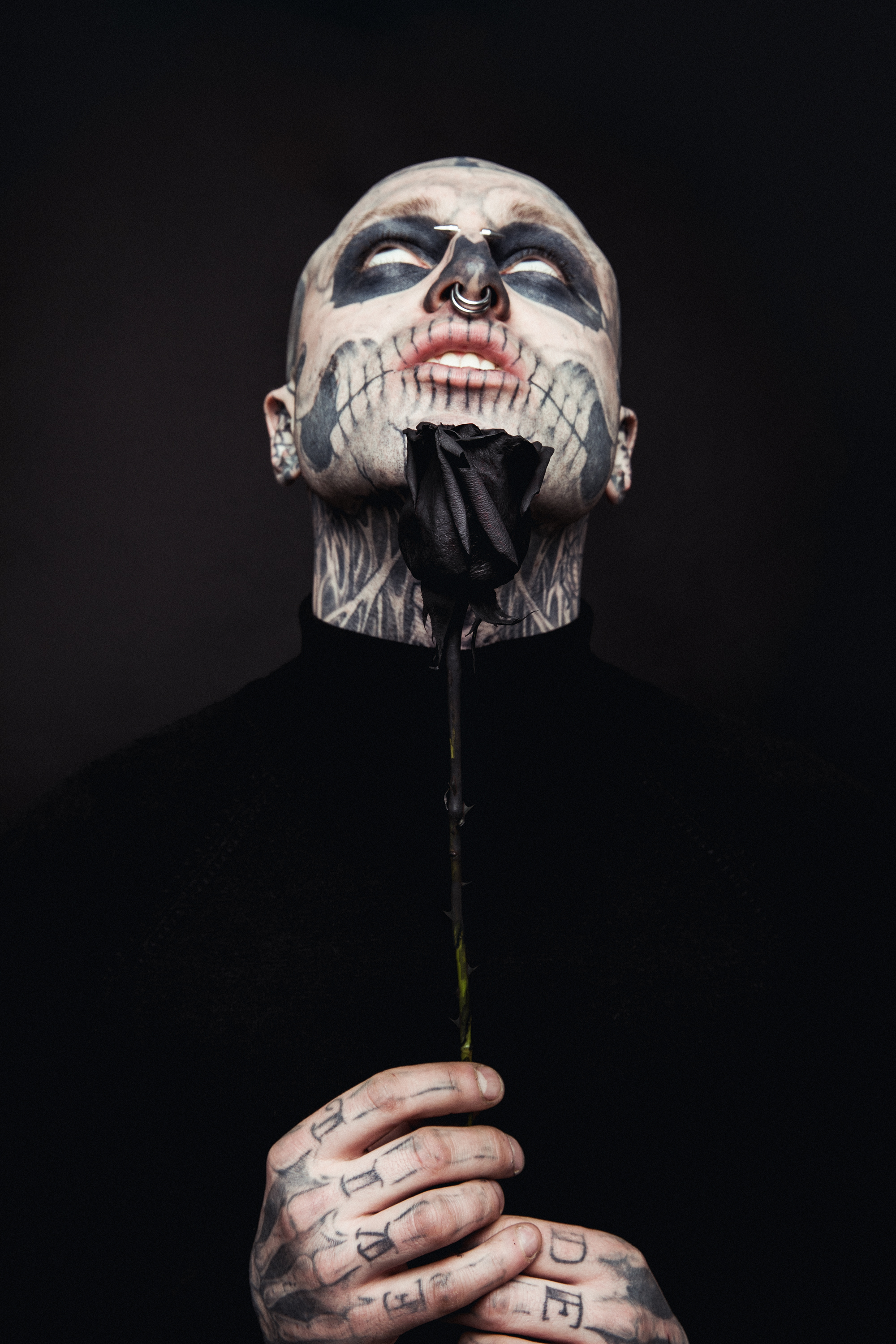 Zombie Boy joue au sombre et séduisant VALENTIN [Photos]