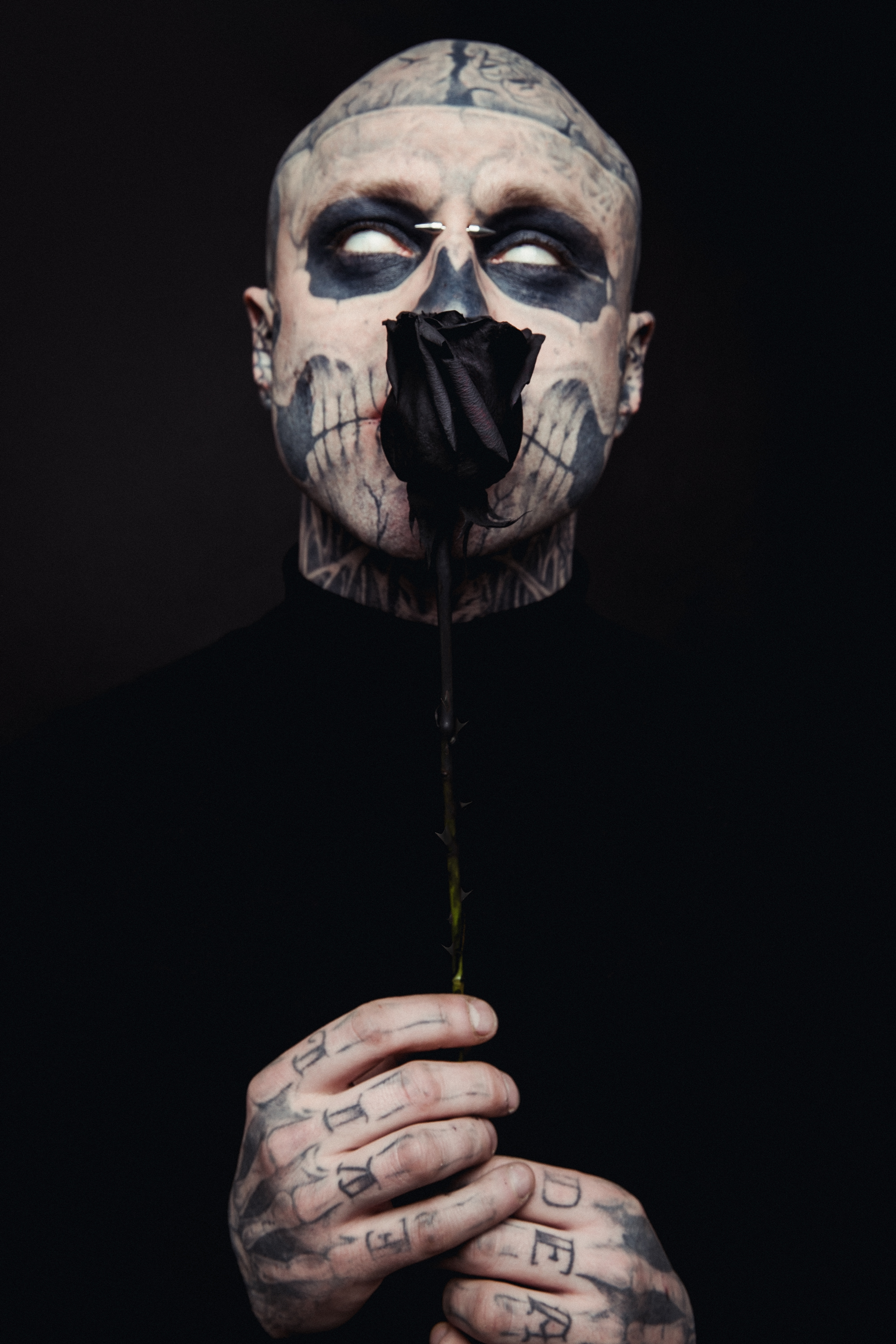 Zombie Boy joue au sombre et séduisant VALENTIN [Photos]