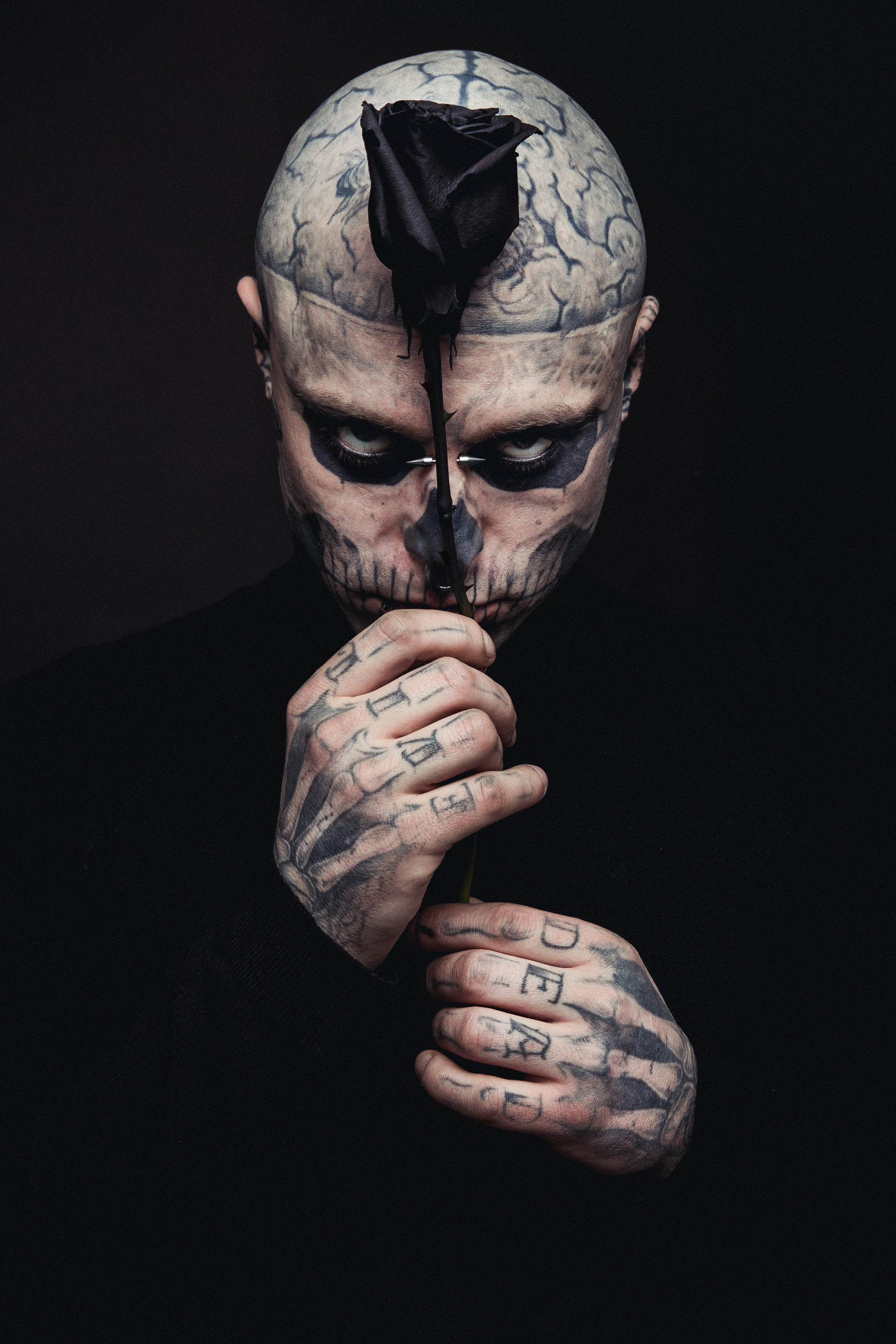 Zombie Boy joue au sombre et séduisant VALENTIN [Photos]