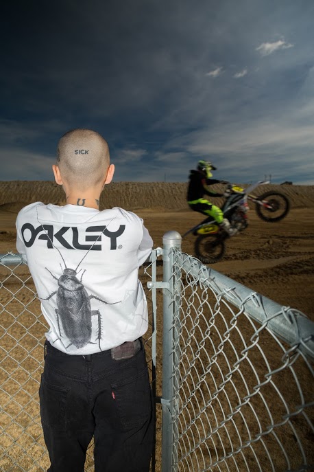 Oakley s'inspire des motocross dans sa capsule 'Thermonuclear Protection' [Photos]