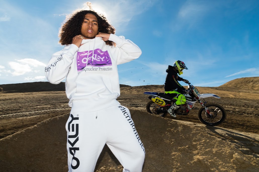 Oakley s'inspire des motocross dans sa capsule 'Thermonuclear Protection' [Photos]
