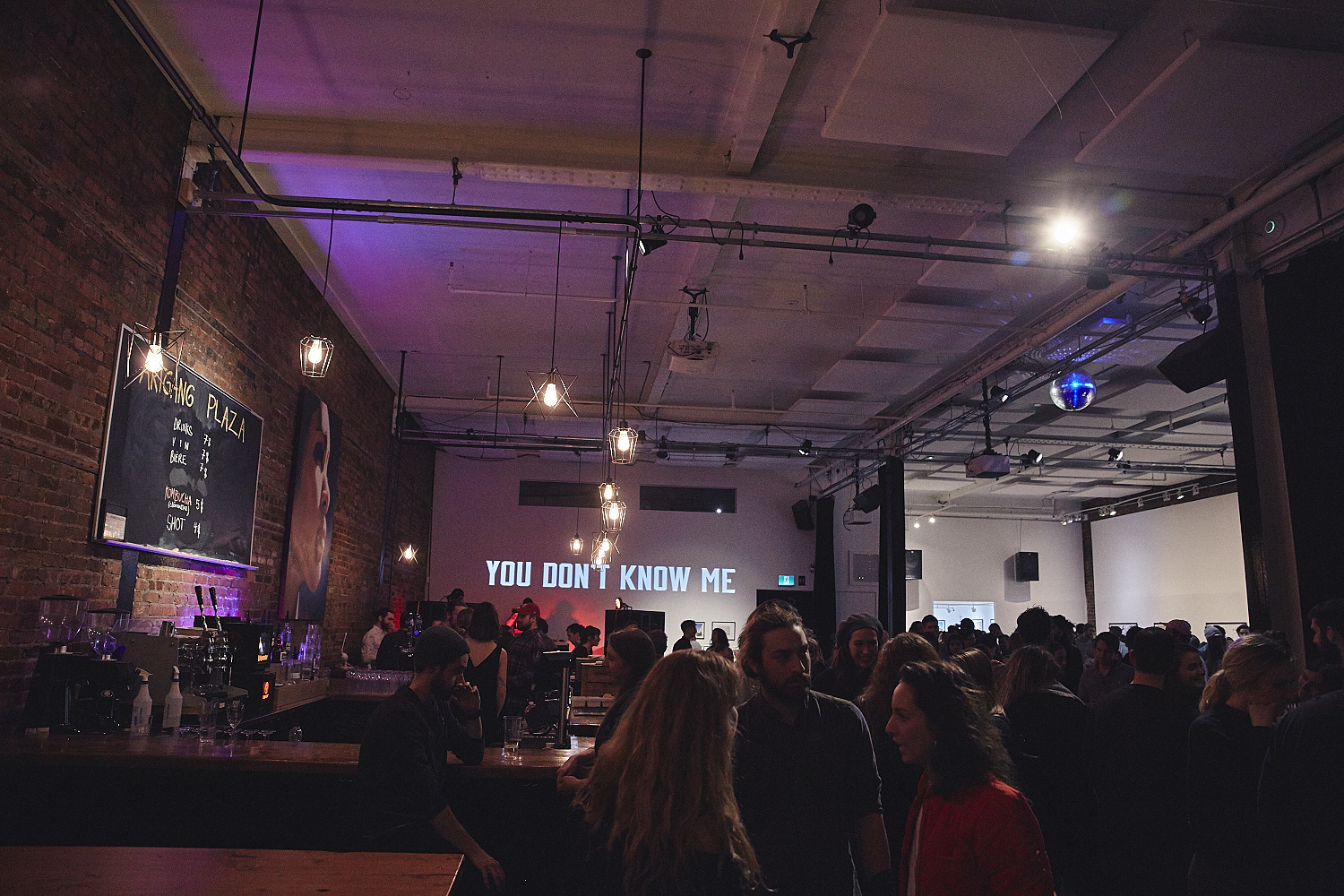 Vernissage de «You don't know me» par le photographe Drowster [Photos]