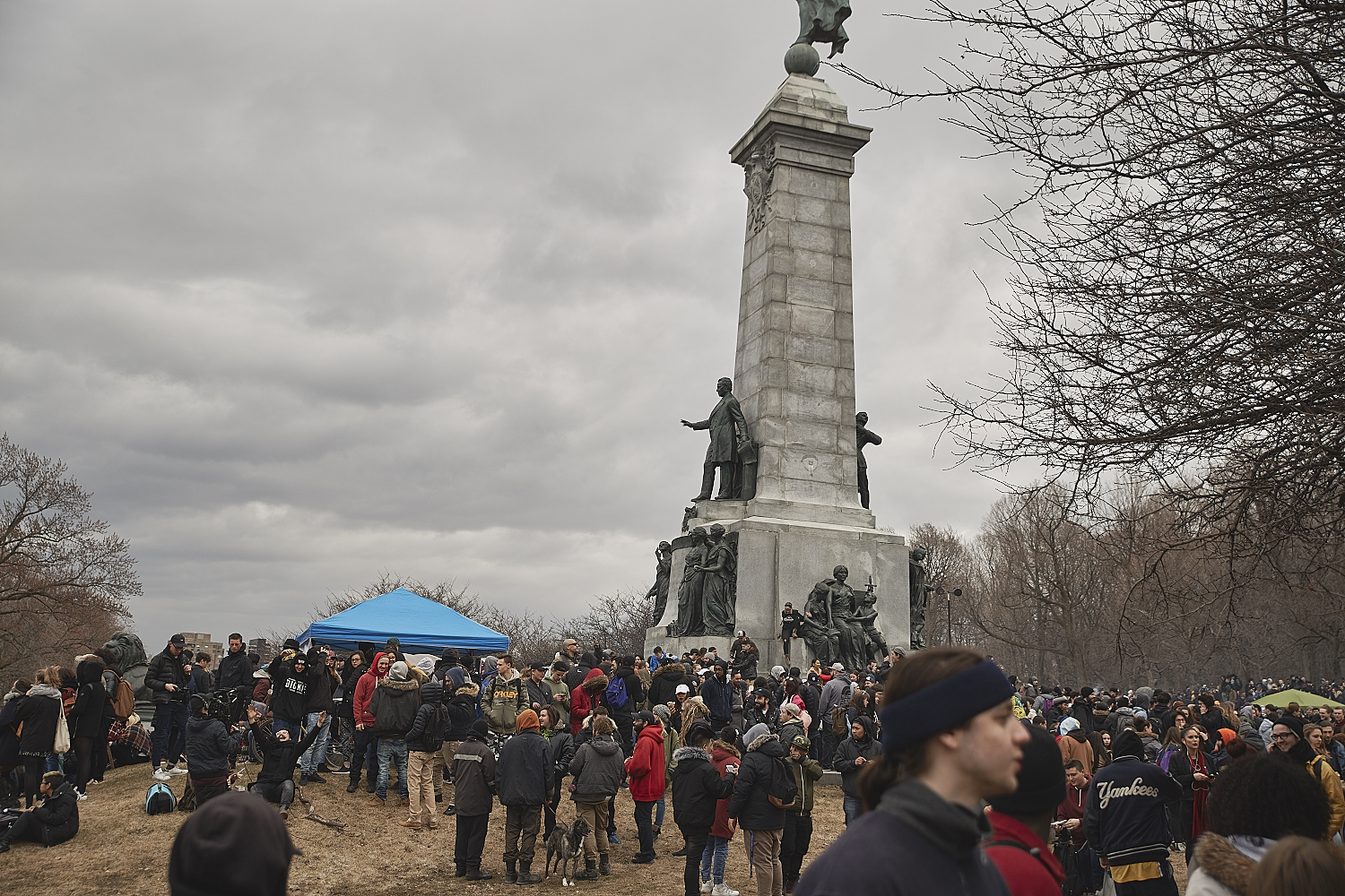 Des milliers de Montréalais célèbrent le 420 au Mont-Royal [Photos]