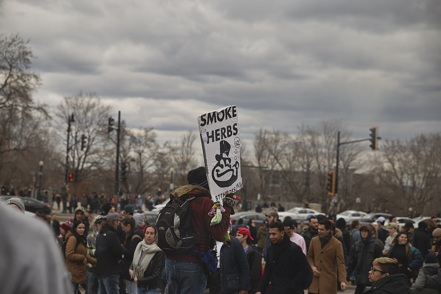 Des milliers de Montréalais célèbrent le 420 au Mont-Royal [Photos]