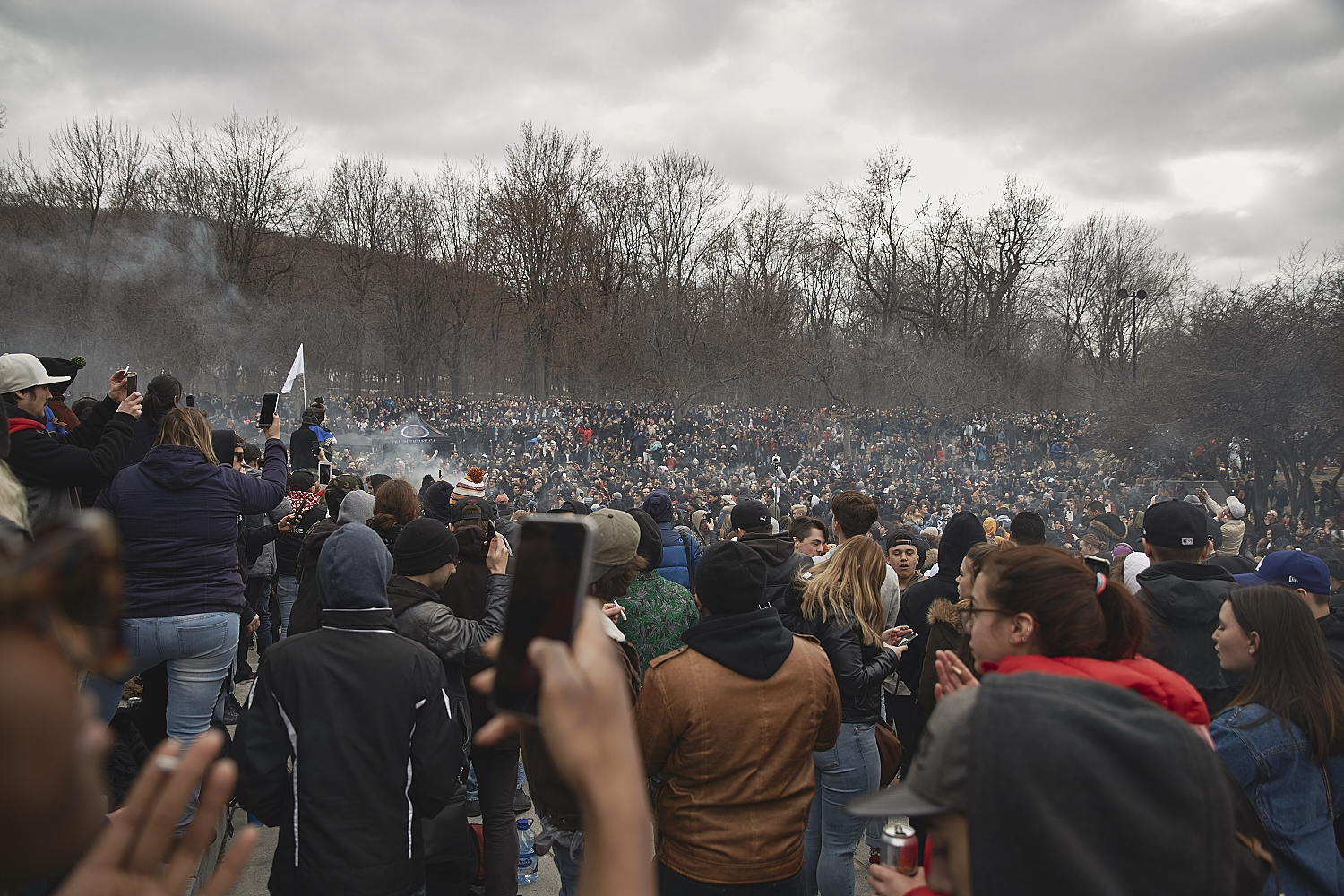Des milliers de Montréalais célèbrent le 420 au Mont-Royal [Photos]