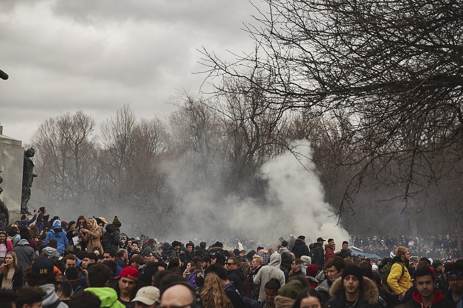 Des milliers de Montréalais célèbrent le 420 au Mont-Royal [Photos]