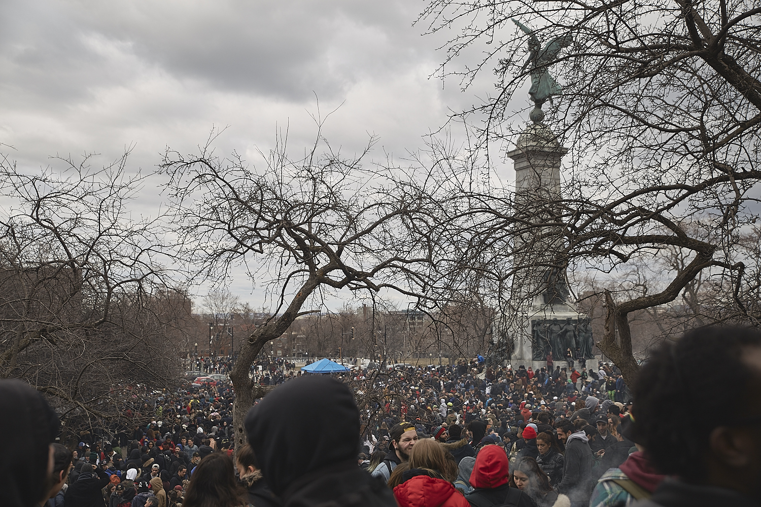 Des milliers de Montréalais célèbrent le 420 au Mont-Royal [Photos]