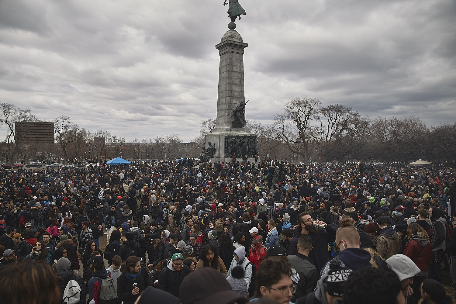Des milliers de Montréalais célèbrent le 420 au Mont-Royal [Photos]