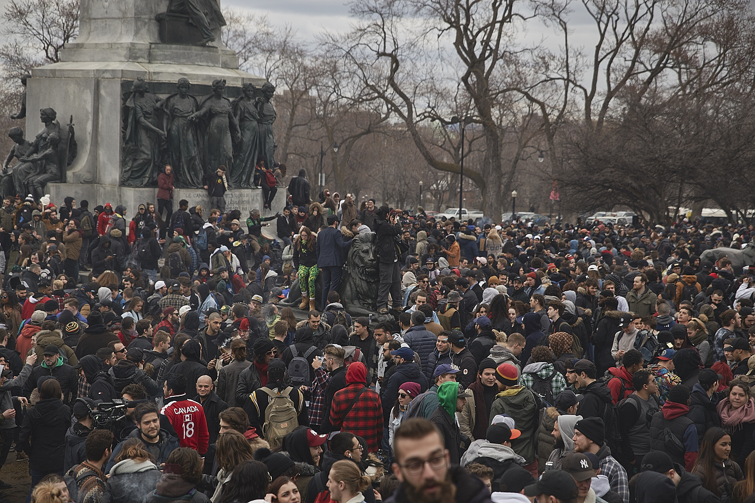 Des milliers de Montréalais célèbrent le 420 au Mont-Royal [Photos]
