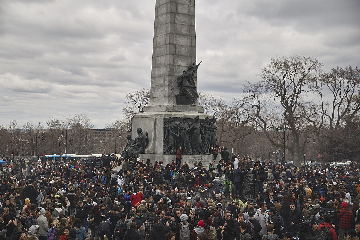 Des milliers de Montréalais célèbrent le 420 au Mont-Royal [Photos]