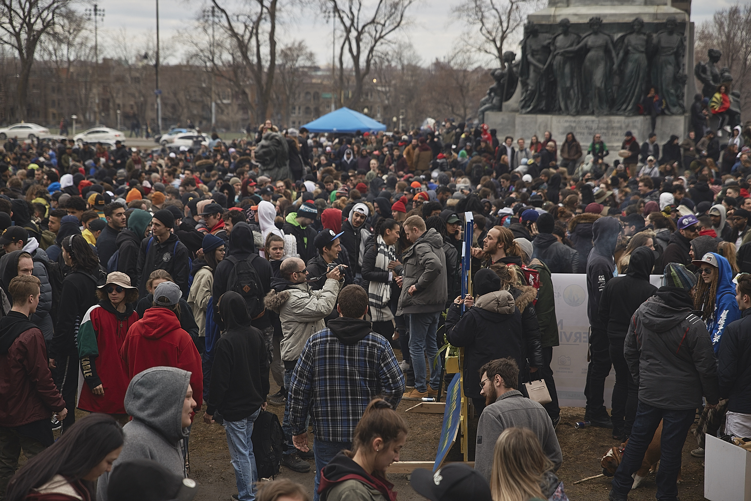 Des milliers de Montréalais célèbrent le 420 au Mont-Royal [Photos]