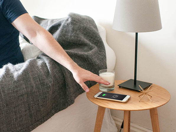 Cette magnifique table en bamboo chargera vos téléphones sans l&rsquo;aide de fil