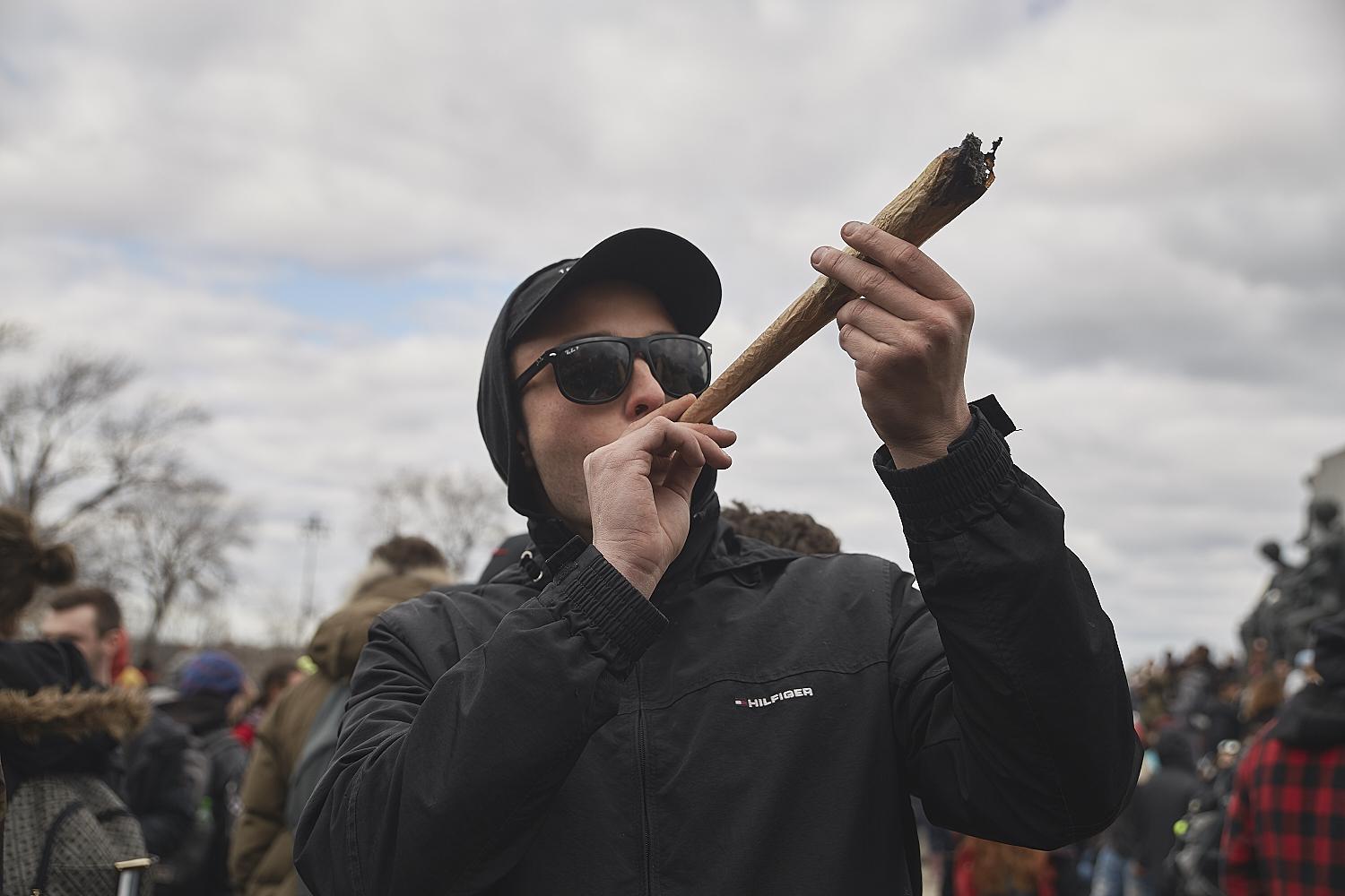 Des milliers de Montréalais célèbrent le 420 au Mont-Royal [Photos]