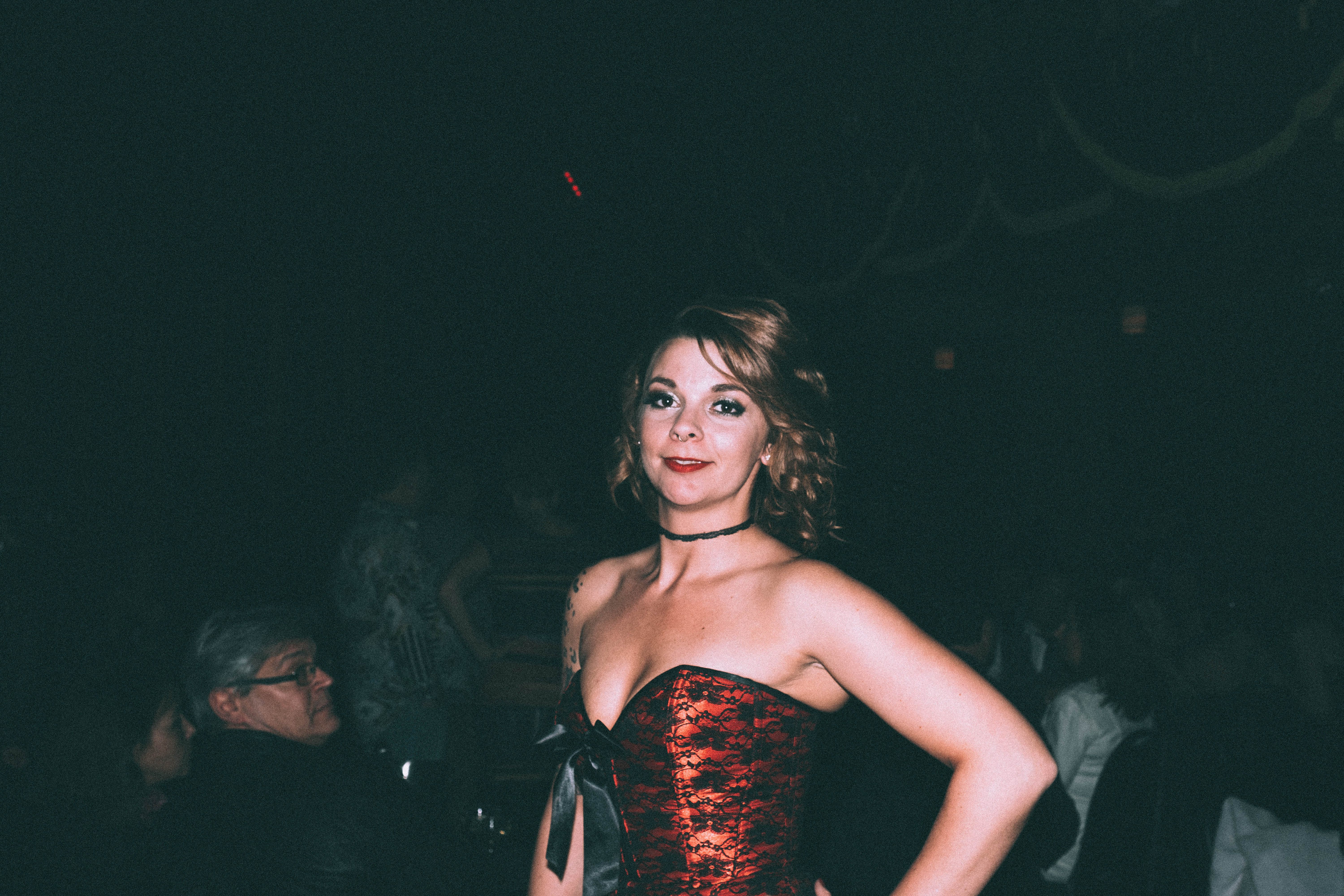 Scarlett James célèbre ses 10 ans de carrière en burlesque NSFW [Photos]