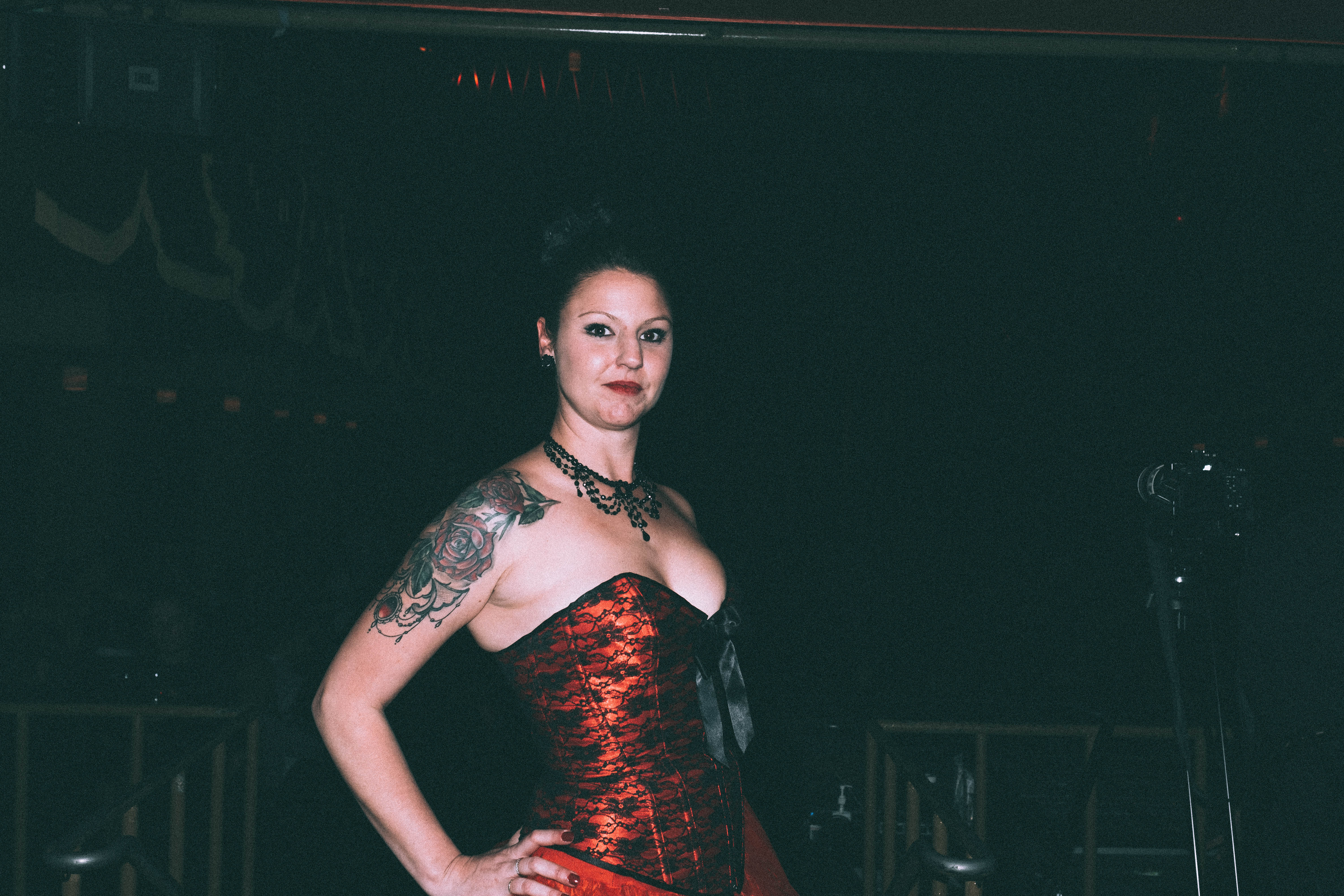 Scarlett James célèbre ses 10 ans de carrière en burlesque NSFW [Photos]