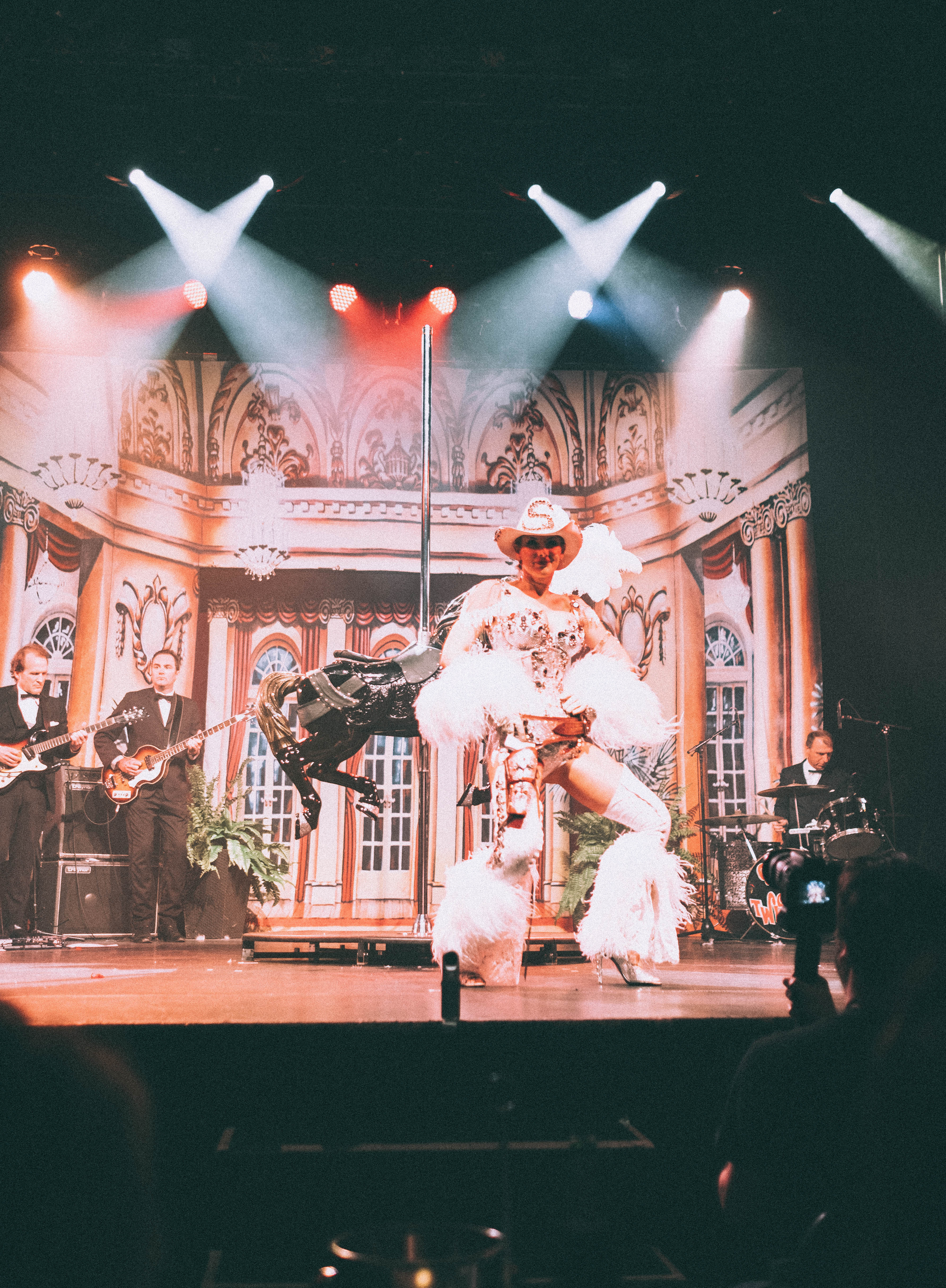 Scarlett James célèbre ses 10 ans de carrière en burlesque NSFW [Photos]