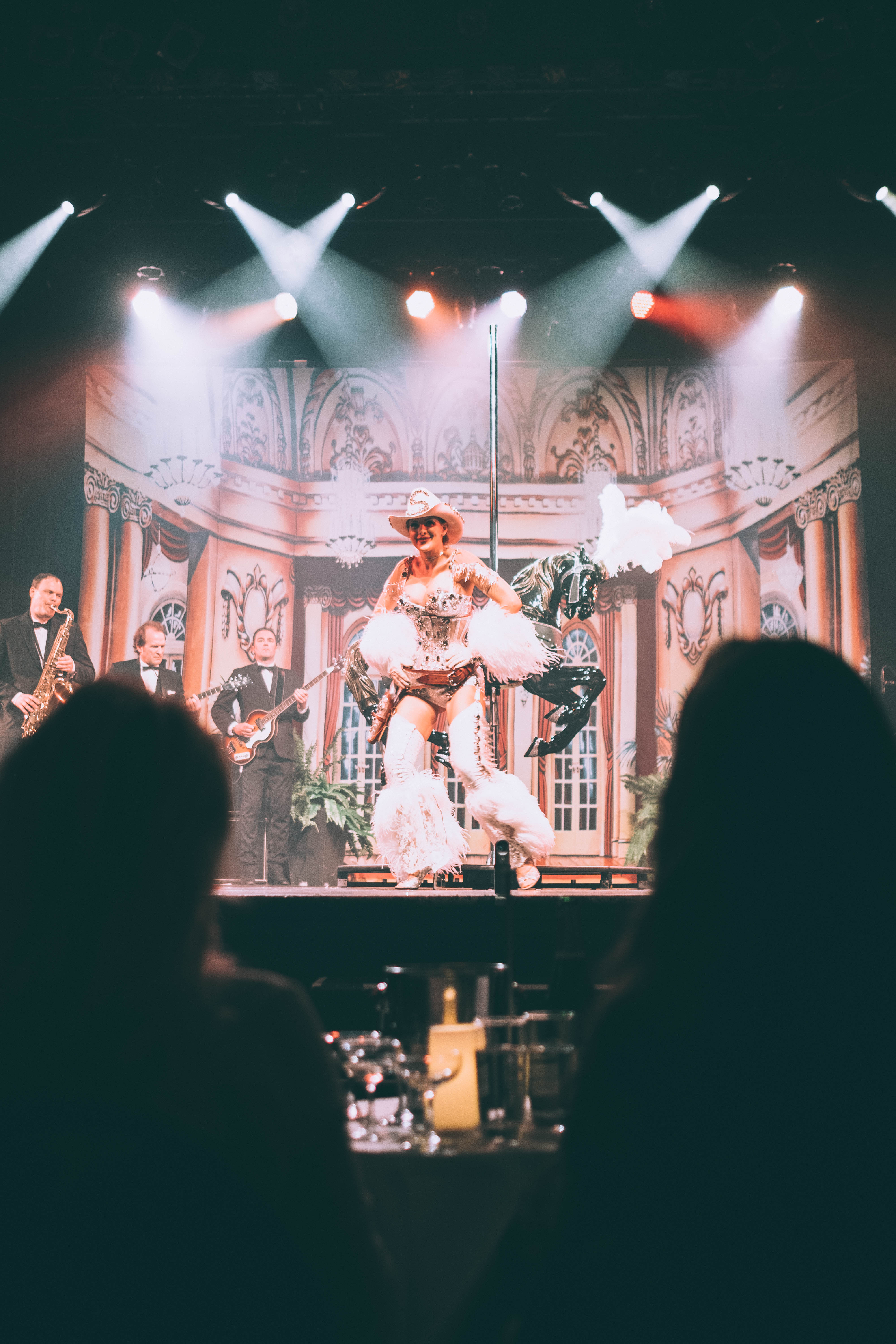 Scarlett James célèbre ses 10 ans de carrière en burlesque NSFW [Photos]