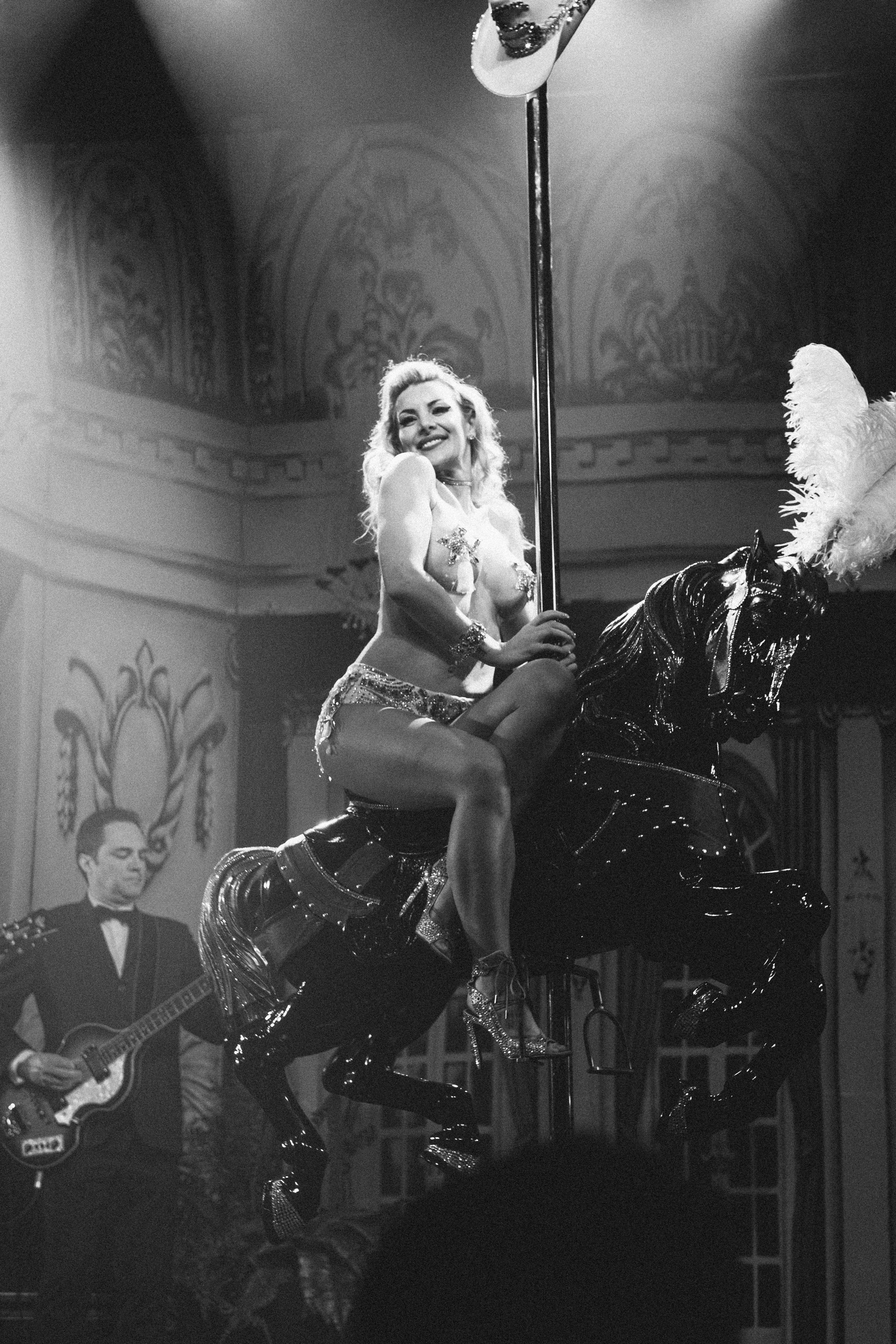 Scarlett James célèbre ses 10 ans de carrière en burlesque NSFW [Photos]