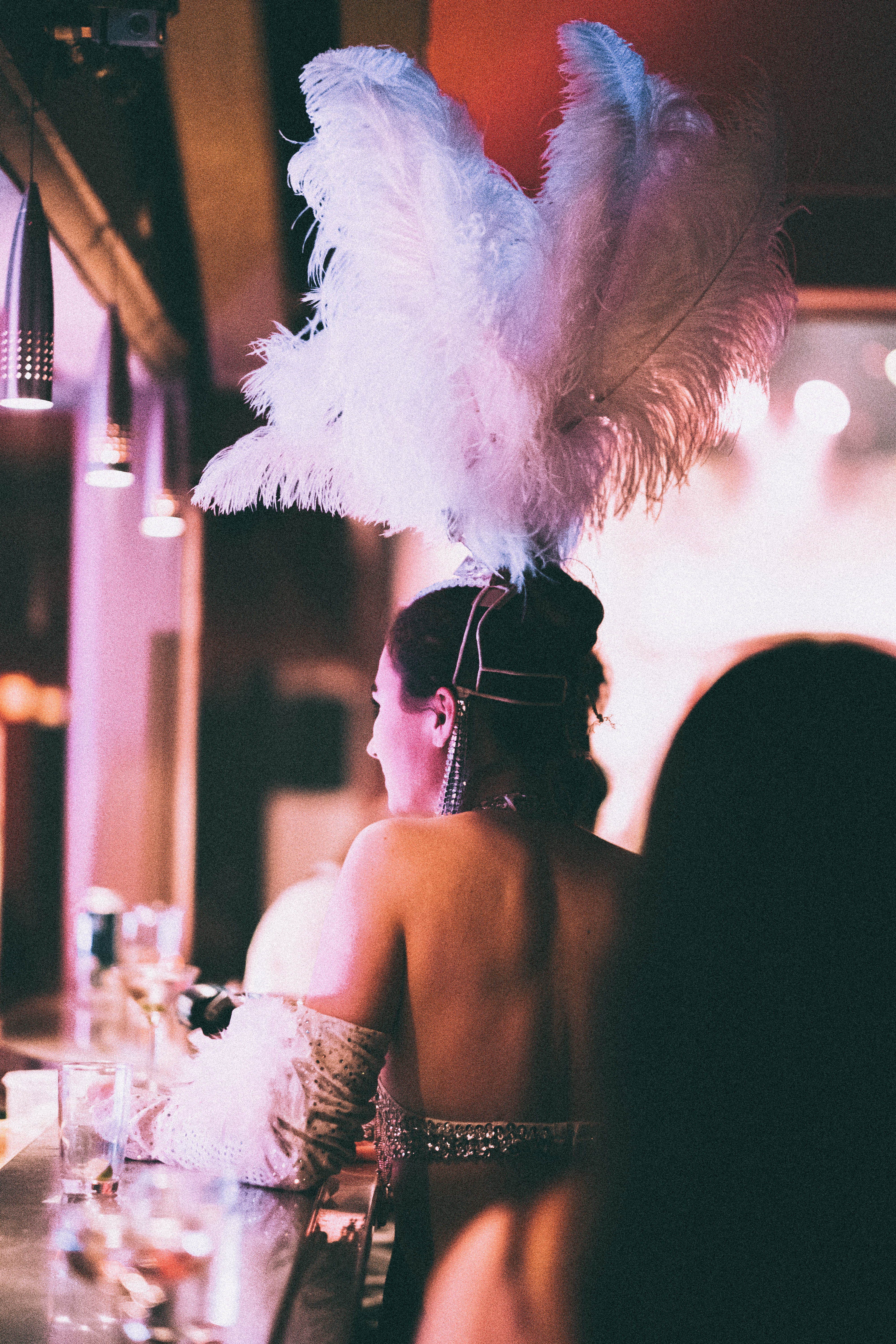 Scarlett James célèbre ses 10 ans de carrière en burlesque NSFW [Photos]