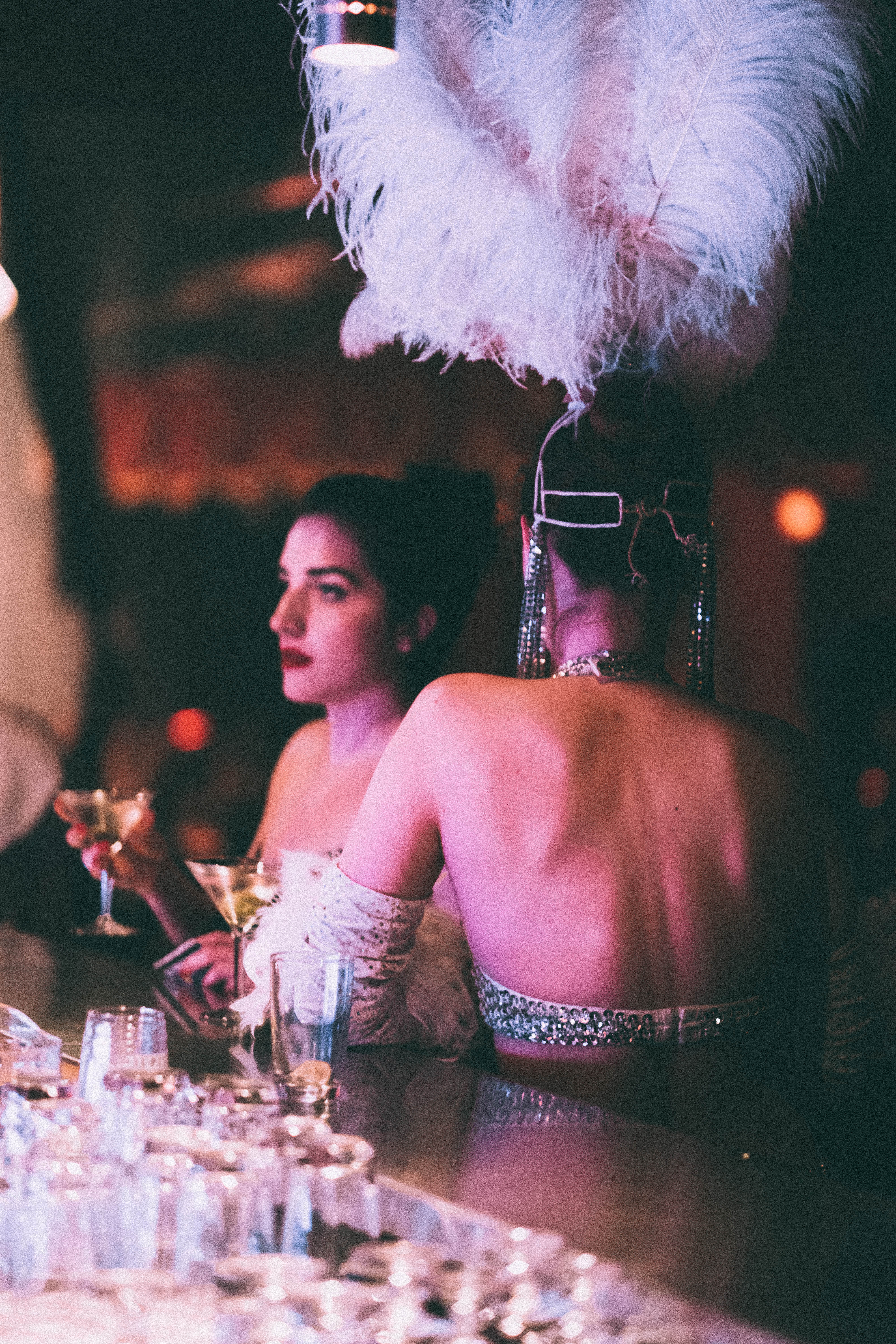 Scarlett James célèbre ses 10 ans de carrière en burlesque NSFW [Photos]