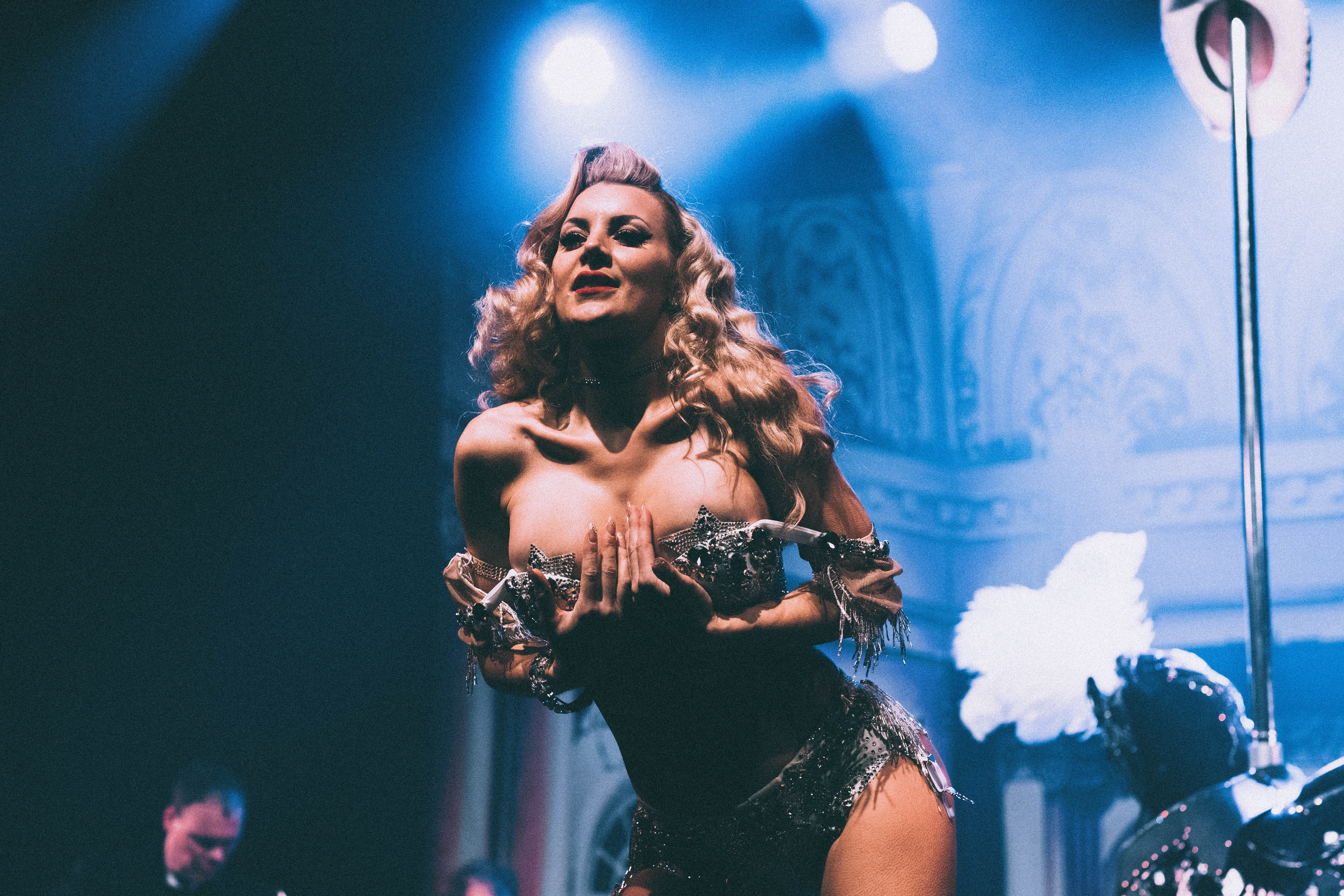 Scarlett James célèbre ses 10 ans de carrière en burlesque NSFW [Photos]