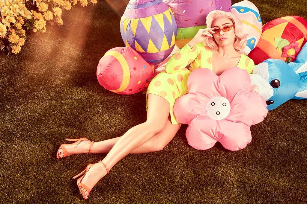 Miley Cyrus et plusieurs célébrités fêtent Pâques de façon sexy [Photos]
