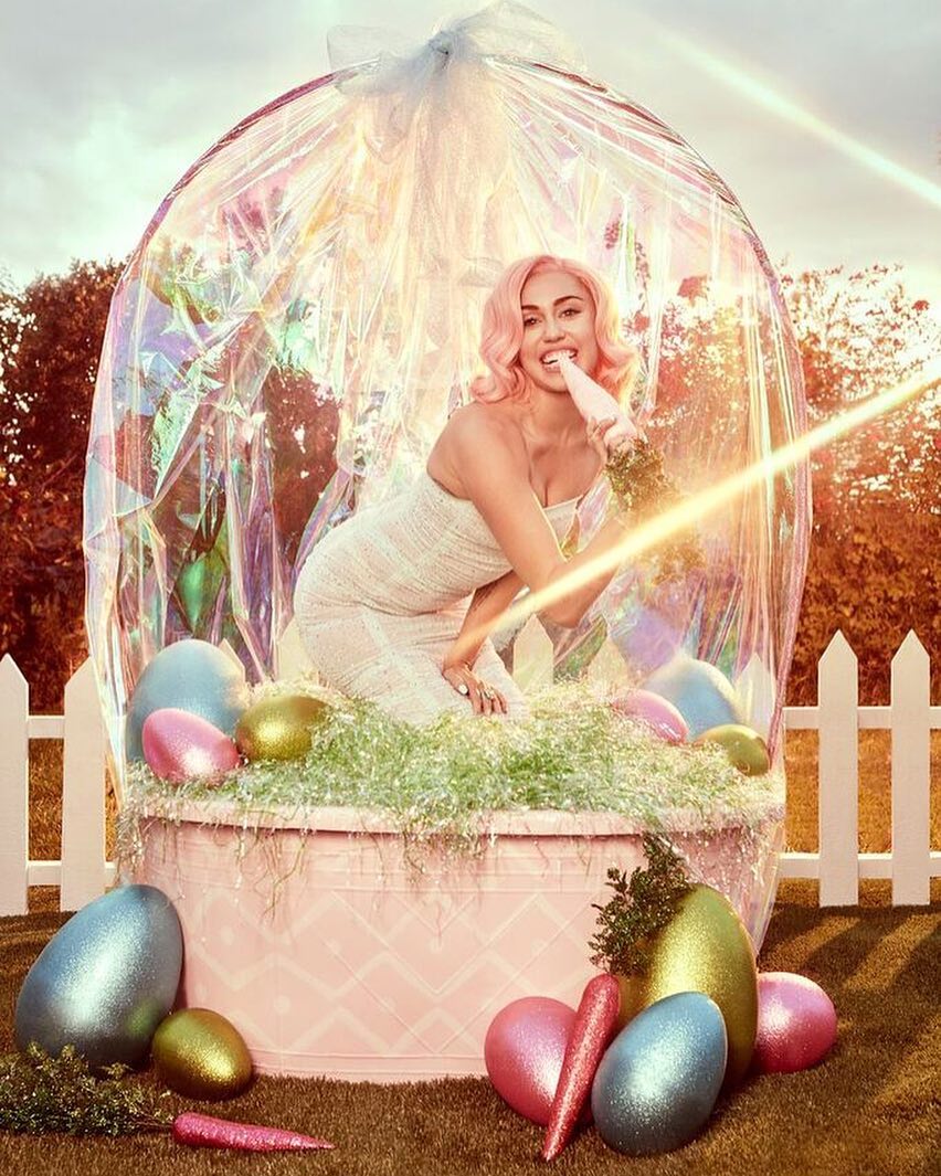 Miley Cyrus et plusieurs célébrités fêtent Pâques de façon sexy [Photos]