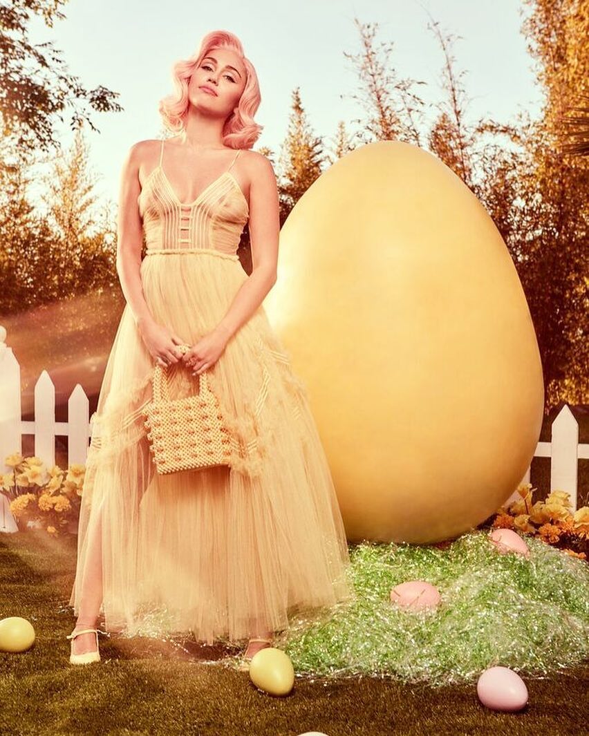 Miley Cyrus et plusieurs célébrités fêtent Pâques de façon sexy [Photos]