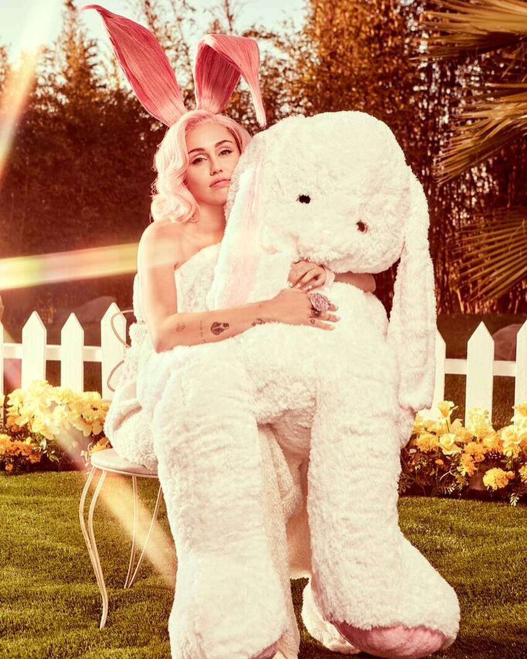 Miley Cyrus et plusieurs célébrités fêtent Pâques de façon sexy [Photos]