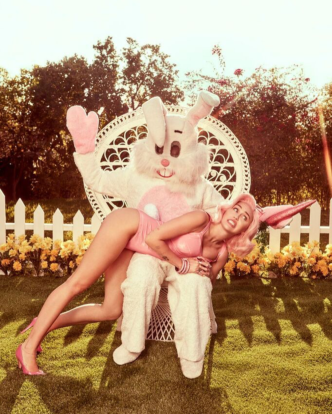 Miley Cyrus et plusieurs célébrités fêtent Pâques de façon sexy [Photos]