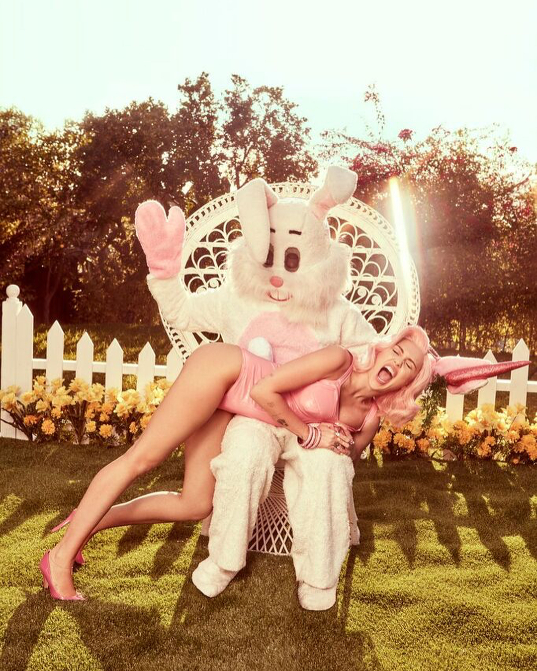 Miley Cyrus et plusieurs célébrités fêtent Pâques de façon sexy [Photos]
