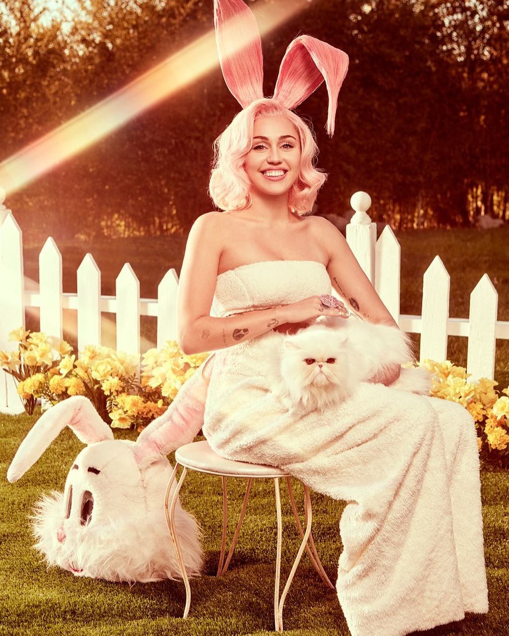 Miley Cyrus et plusieurs célébrités fêtent Pâques de façon sexy [Photos]