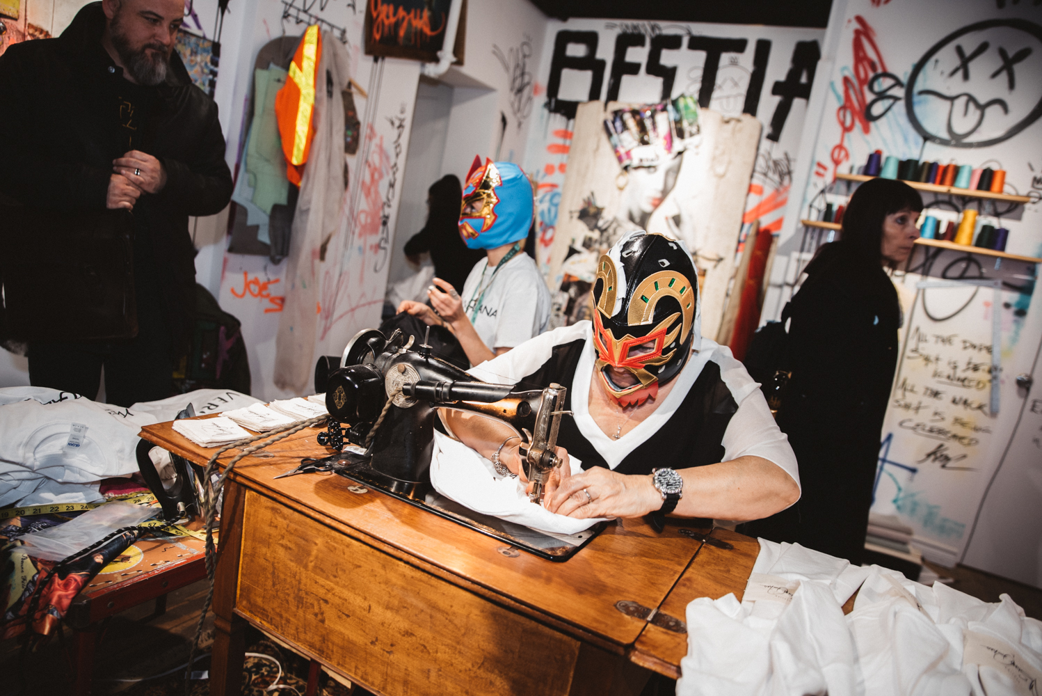 Le fabuleux vernissage de Stikki Peaches, entre art de rue et mode [Photos]