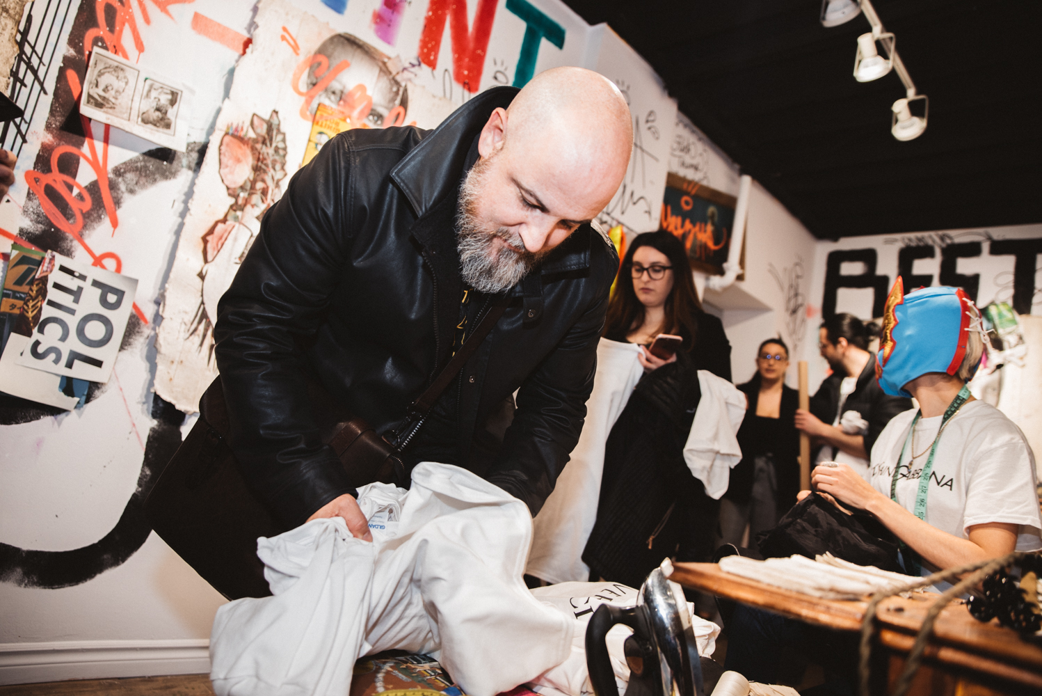 Le fabuleux vernissage de Stikki Peaches, entre art de rue et mode [Photos]
