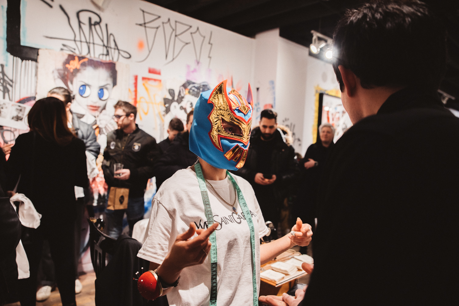 Le fabuleux vernissage de Stikki Peaches, entre art de rue et mode [Photos]