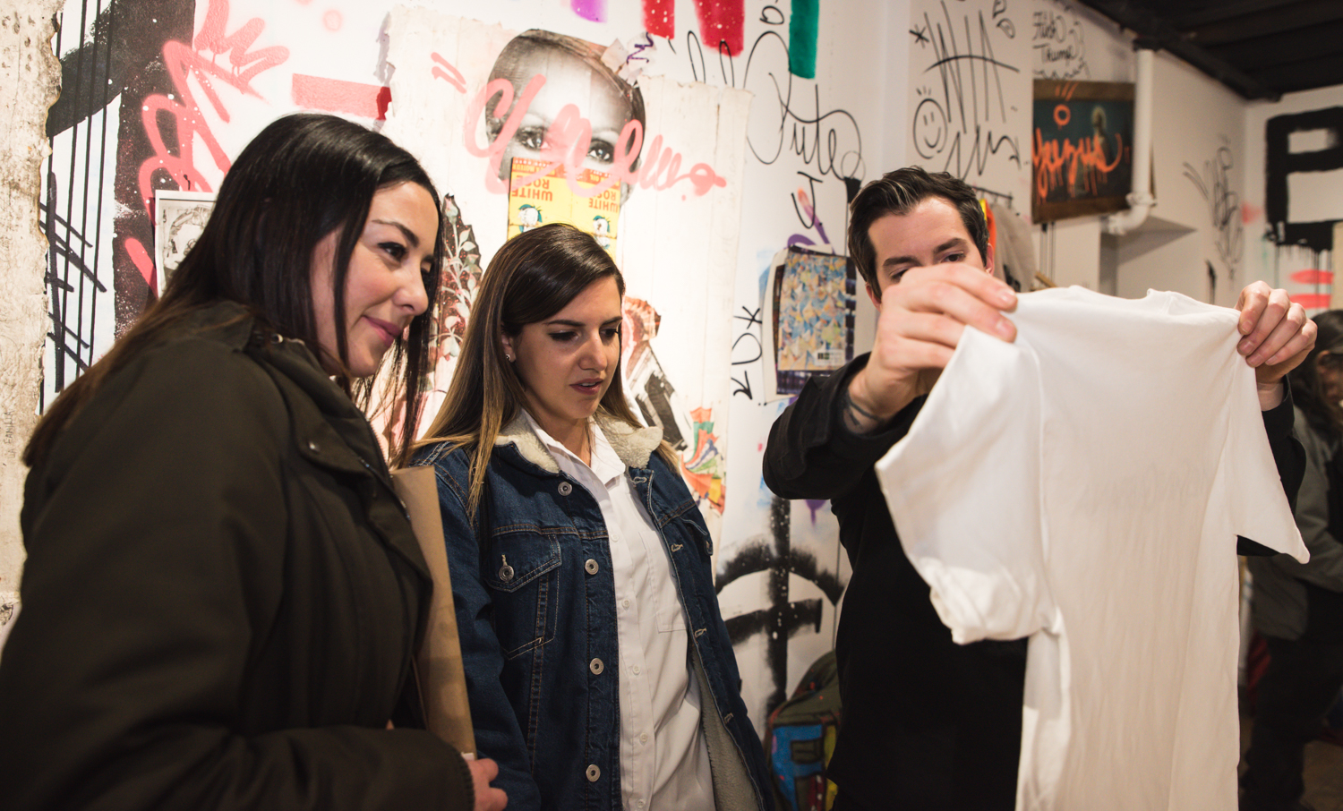 Le fabuleux vernissage de Stikki Peaches, entre art de rue et mode [Photos]