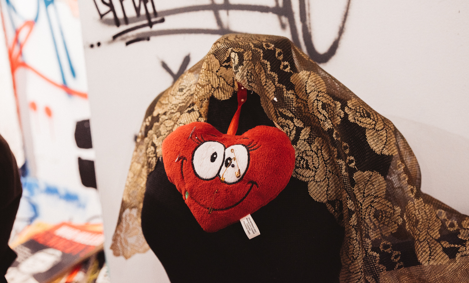 Le fabuleux vernissage de Stikki Peaches, entre art de rue et mode [Photos]