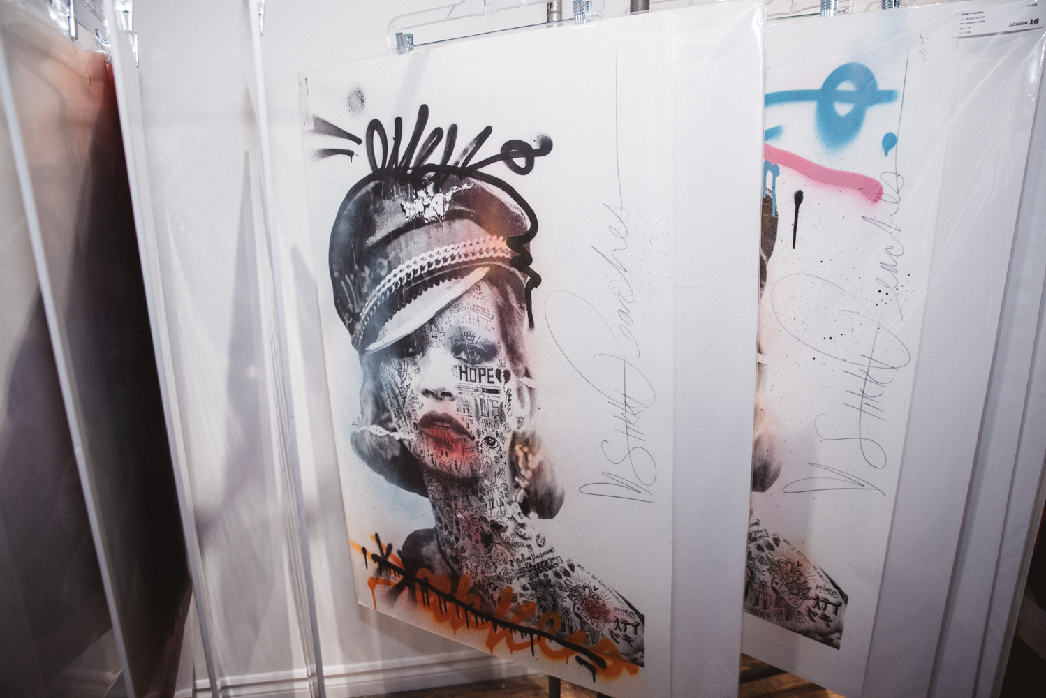 Le fabuleux vernissage de Stikki Peaches, entre art de rue et mode [Photos]