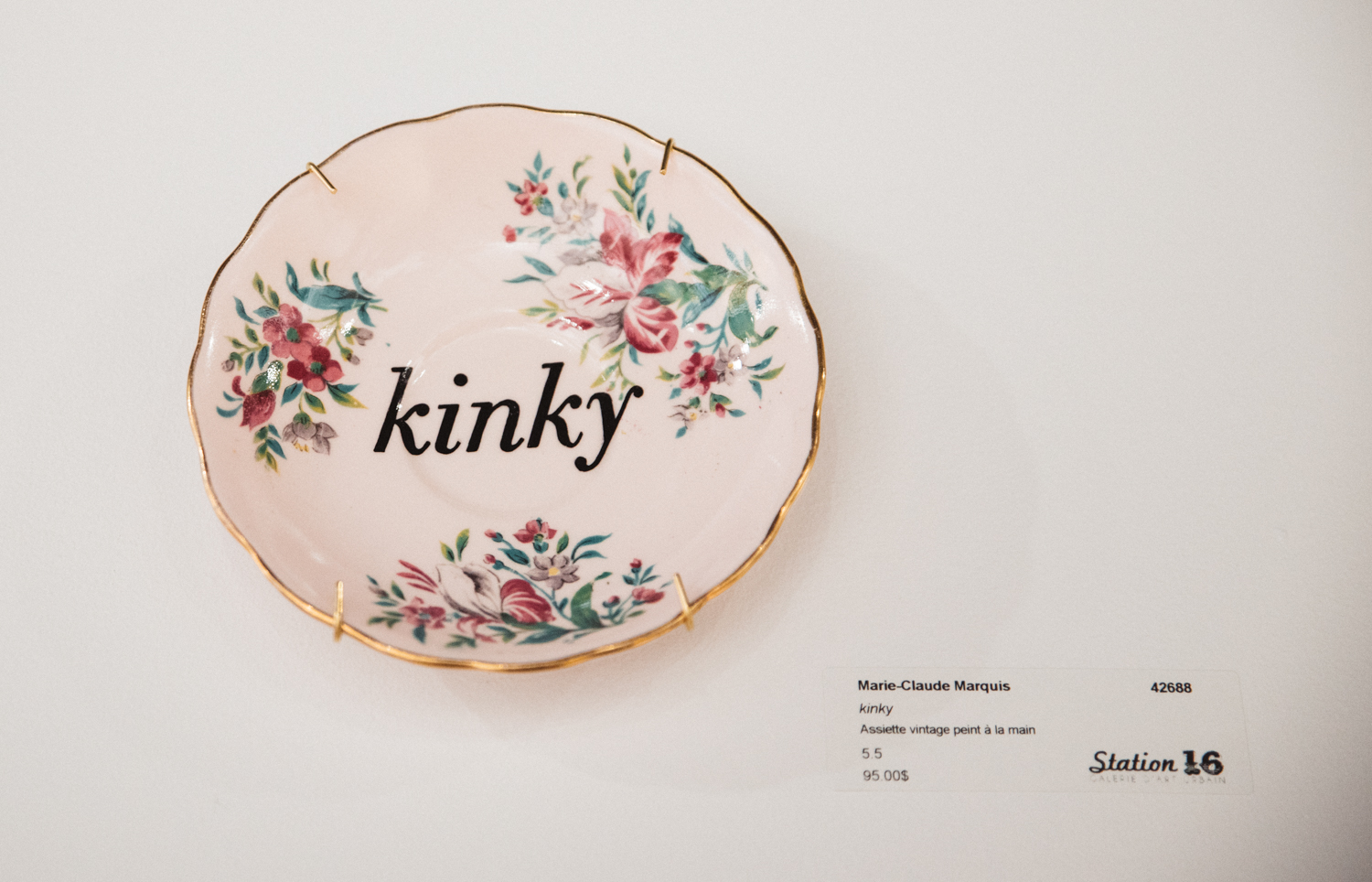 Le fabuleux vernissage de Stikki Peaches, entre art de rue et mode [Photos]