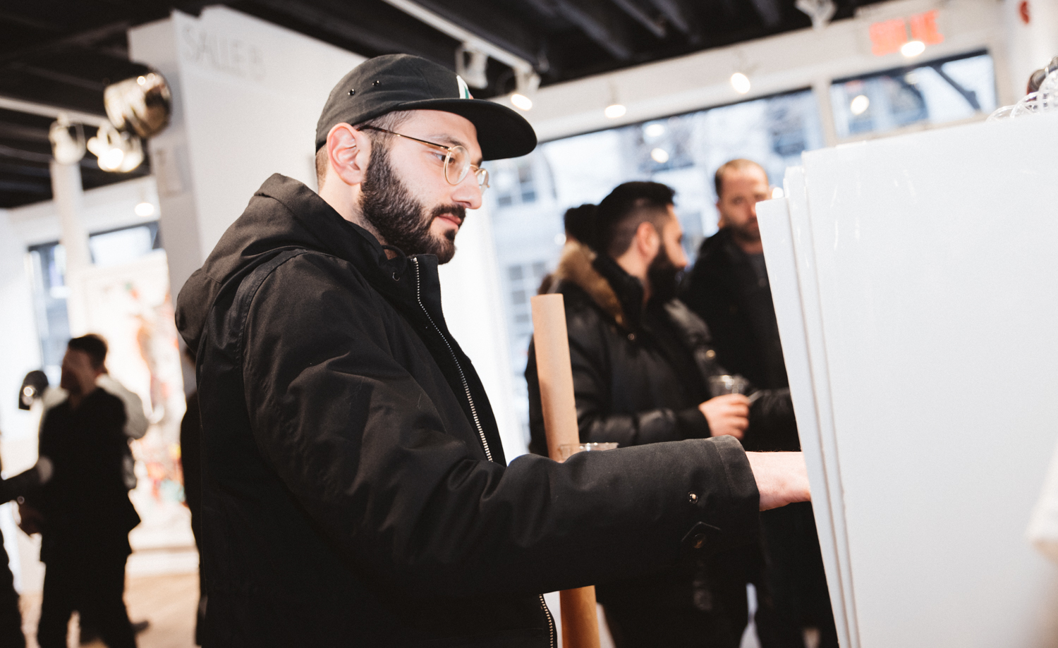 Le fabuleux vernissage de Stikki Peaches, entre art de rue et mode [Photos]