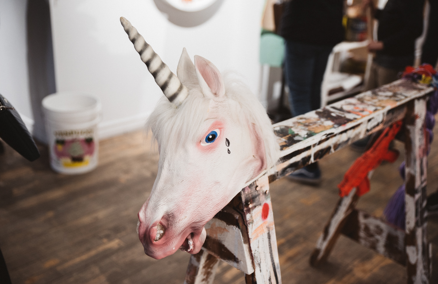 Le fabuleux vernissage de Stikki Peaches, entre art de rue et mode [Photos]