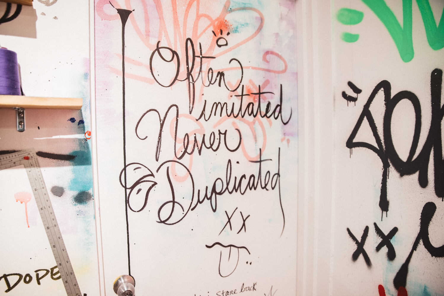 Le fabuleux vernissage de Stikki Peaches, entre art de rue et mode [Photos]