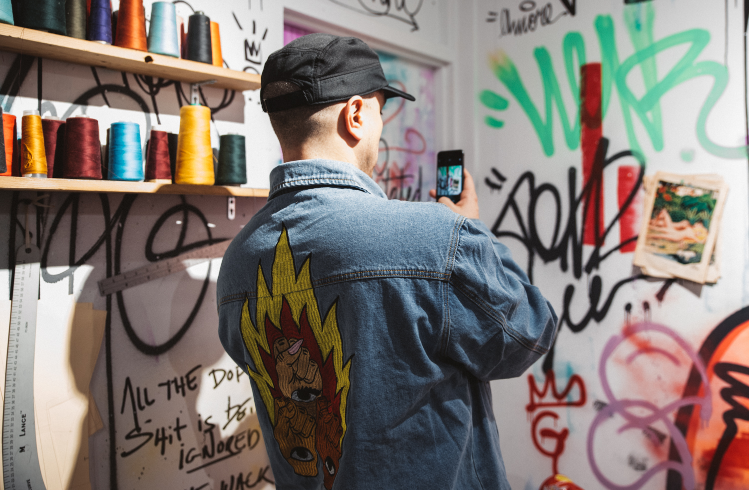 Le fabuleux vernissage de Stikki Peaches, entre art de rue et mode [Photos]